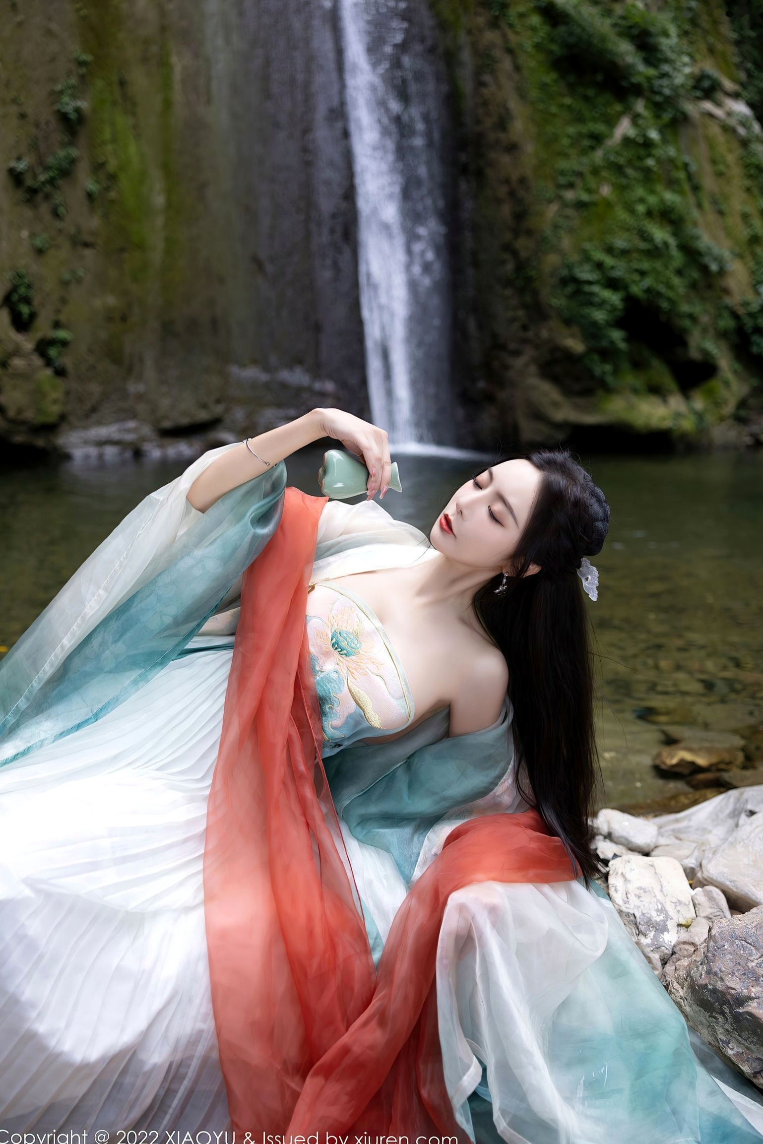 XiaoYu语画界:王馨瑶Yanni杭州户外旅拍,素雅汉服国风写真,清纯仙气与丝袜诱惑尽显东方风韵