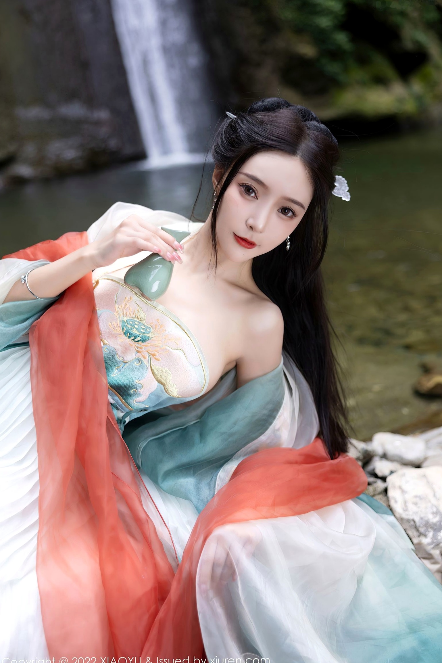 XiaoYu语画界:王馨瑶Yanni杭州户外旅拍,素雅汉服国风写真,清纯仙气与丝袜诱惑尽显东方风韵