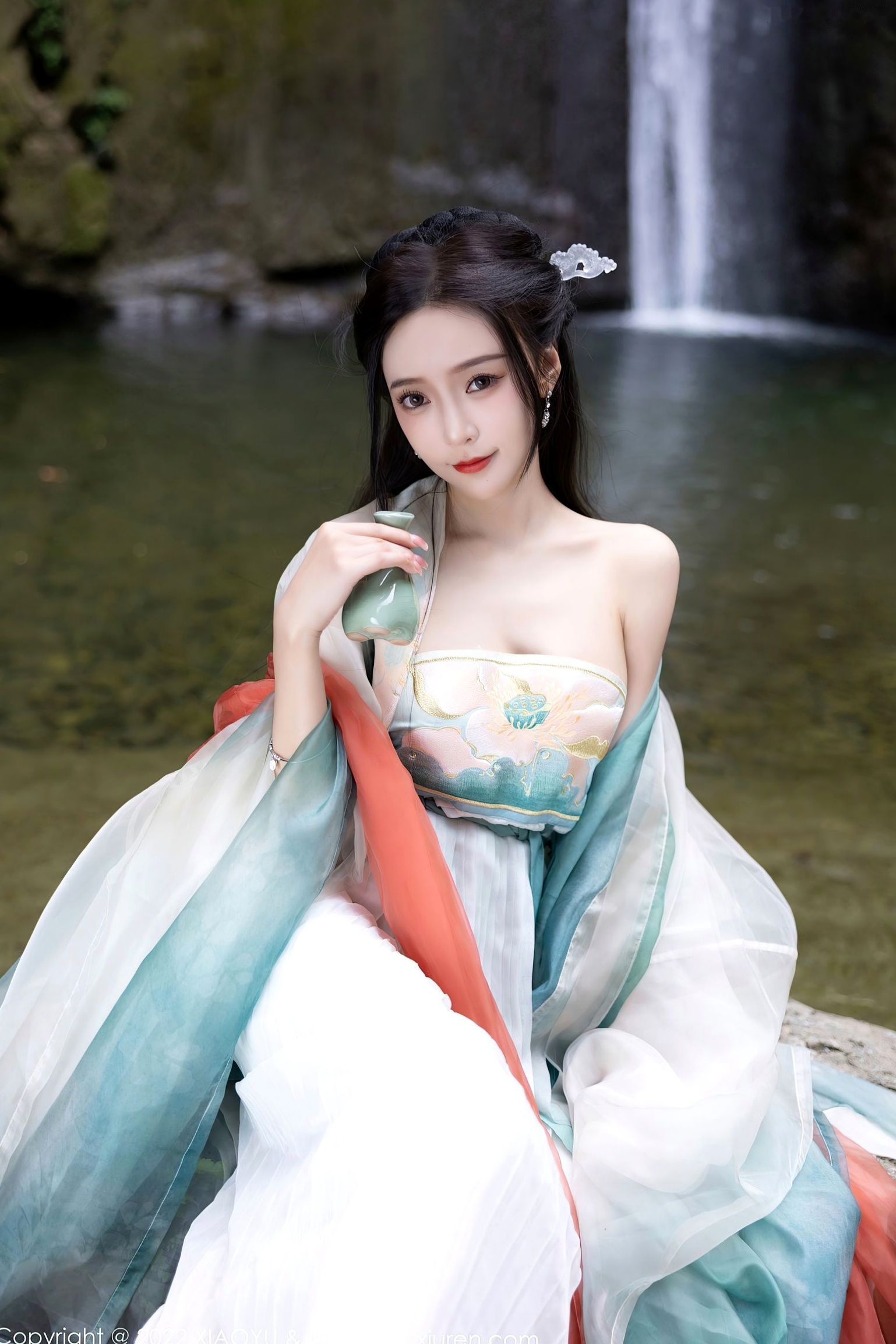 XiaoYu语画界:王馨瑶Yanni杭州户外旅拍,素雅汉服国风写真,清纯仙气与丝袜诱惑尽显东方风韵