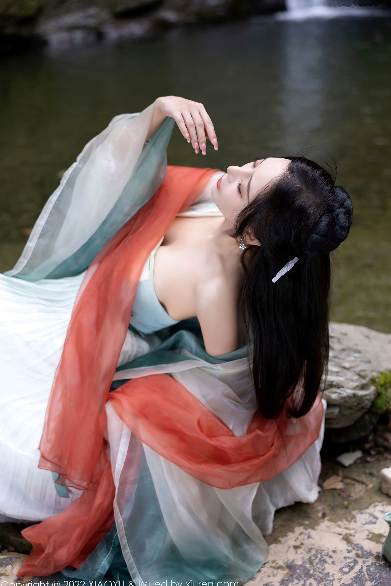 XiaoYu语画界:王馨瑶Yanni杭州户外旅拍,素雅汉服国风写真,清纯仙气与丝袜诱惑尽显东方风韵