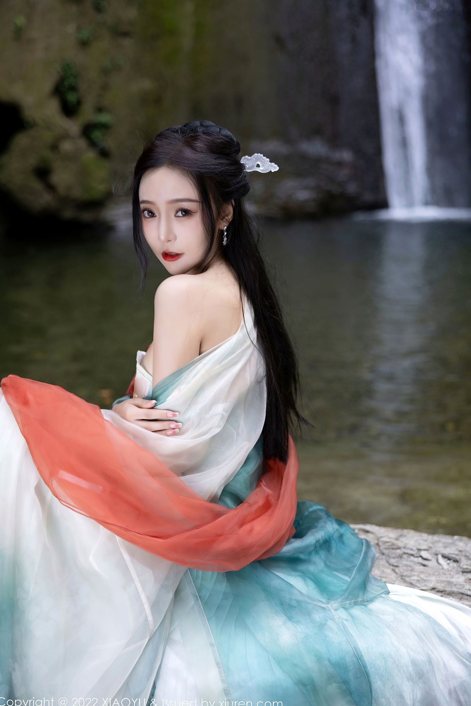 XiaoYu语画界:王馨瑶Yanni杭州户外旅拍,素雅汉服国风写真,清纯仙气与丝袜诱惑尽显东方风韵