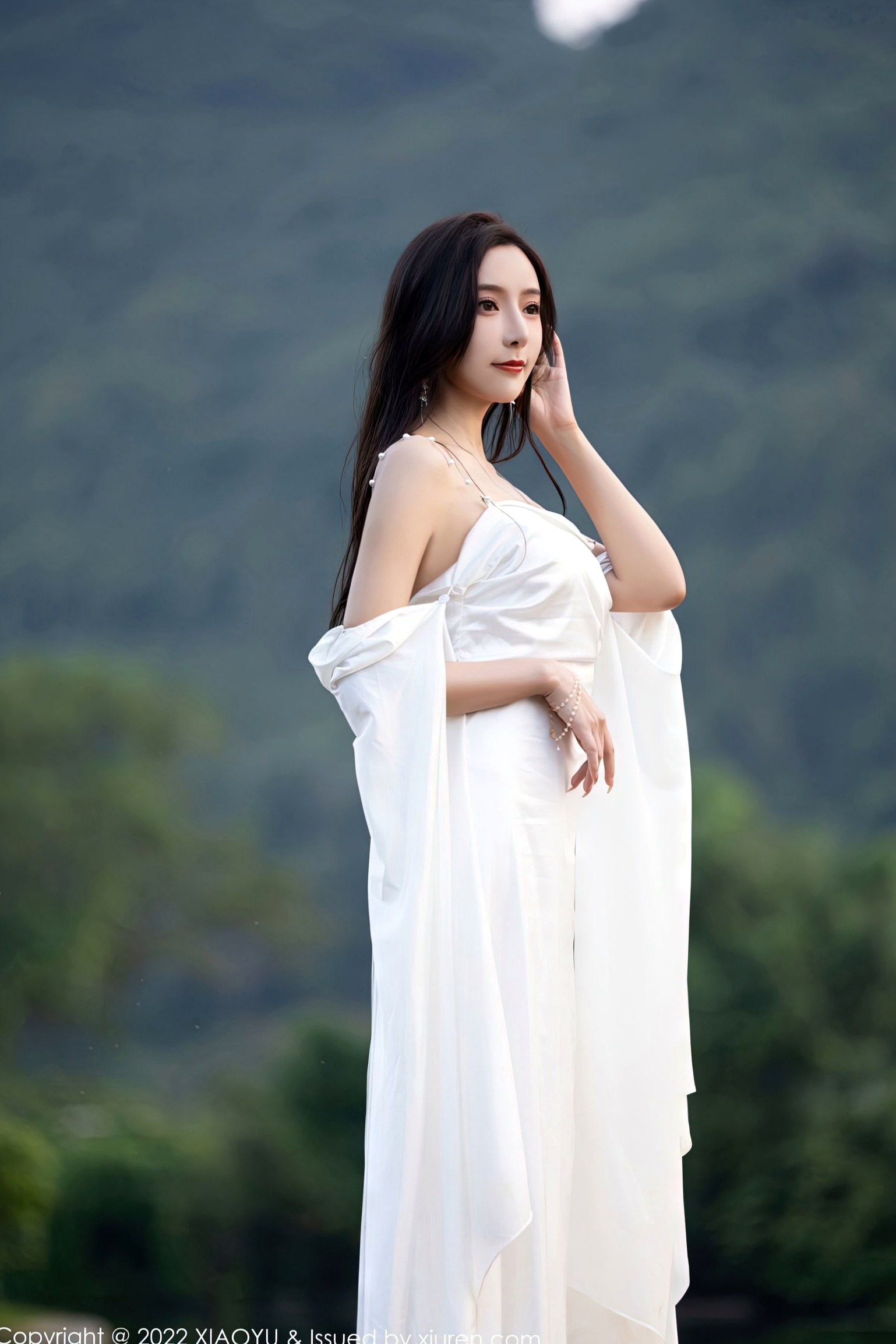 XiaoYu语画界884期:王馨瑶Yanni杭州旅拍,夜色泳池与室内私房,身着白色蕾丝内衣与吊带丝袜,尽显纯欲风情,完美身材曲线演绎极致魅惑,无圣光大尺度