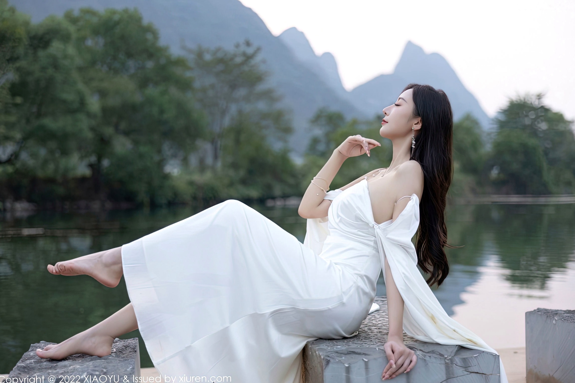 XiaoYu语画界884期:王馨瑶Yanni杭州旅拍,夜色泳池与室内私房,身着白色蕾丝内衣与吊带丝袜,尽显纯欲风情,完美身材曲线演绎极致魅惑,无圣光大尺度