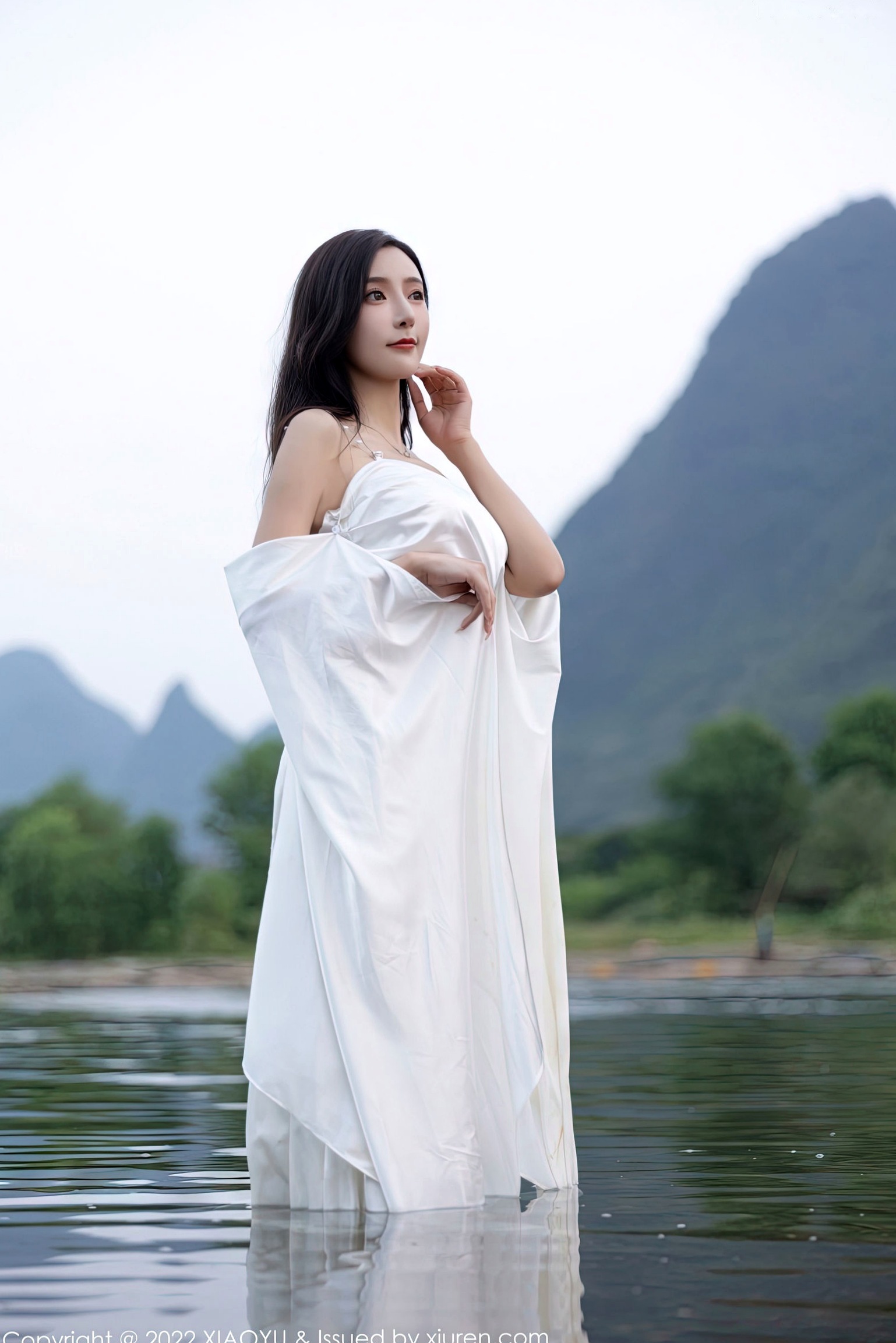 XiaoYu语画界884期:王馨瑶Yanni杭州旅拍,夜色泳池与室内私房,身着白色蕾丝内衣与吊带丝袜,尽显纯欲风情,完美身材曲线演绎极致魅惑,无圣光大尺度