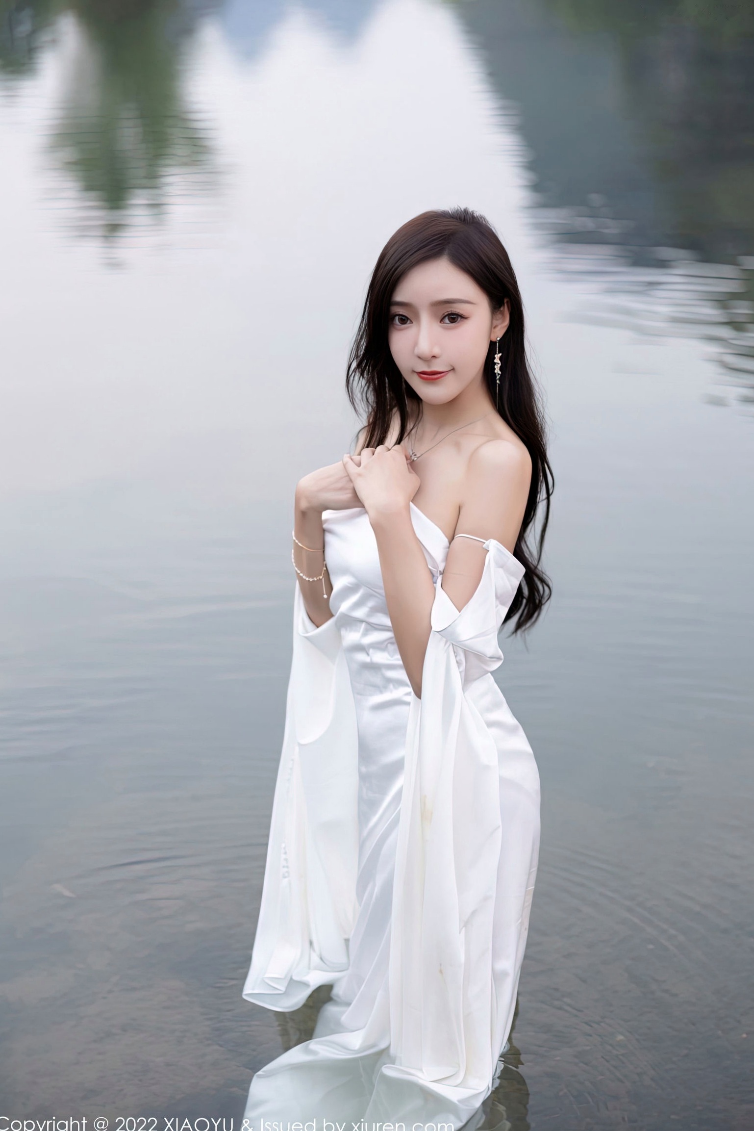 XiaoYu语画界884期:王馨瑶Yanni杭州旅拍,夜色泳池与室内私房,身着白色蕾丝内衣与吊带丝袜,尽显纯欲风情,完美身材曲线演绎极致魅惑,无圣光大尺度