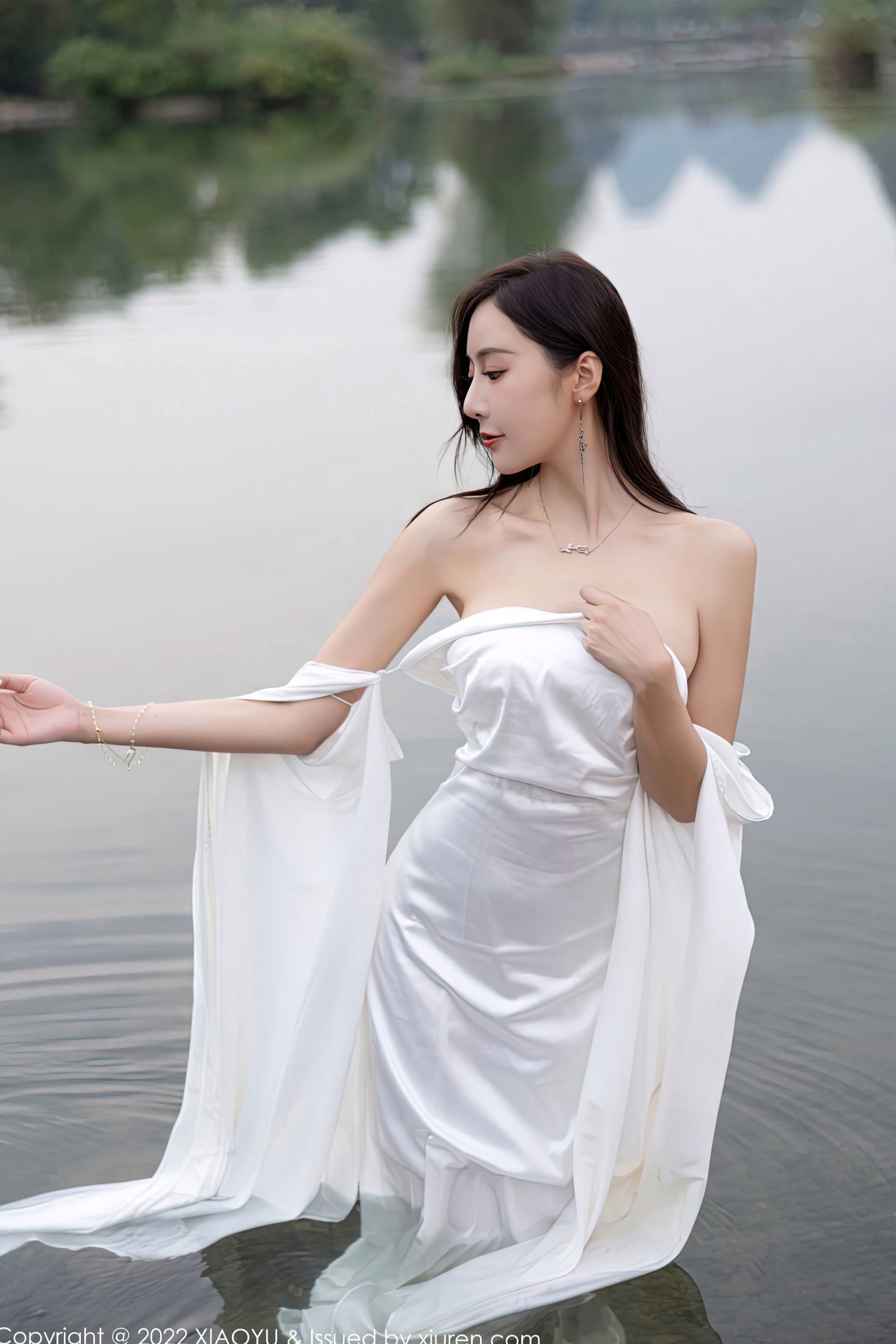 XiaoYu语画界884期:王馨瑶Yanni杭州旅拍,夜色泳池与室内私房,身着白色蕾丝内衣与吊带丝袜,尽显纯欲风情,完美身材曲线演绎极致魅惑,无圣光大尺度