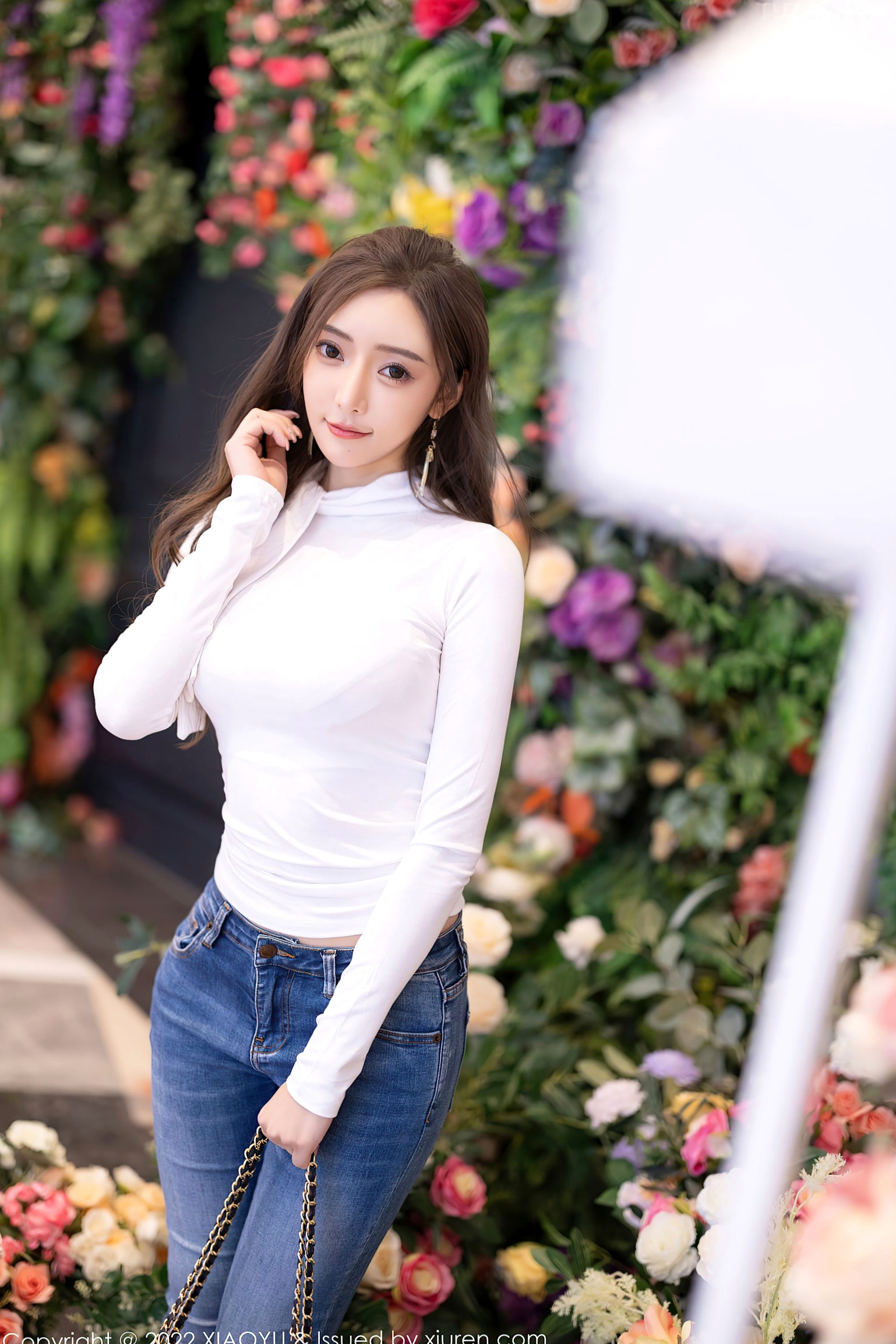 XiaoYu语画界王馨瑶Yanni私房大尺度,白色紧身衣配牛仔裤肉丝美腿,都市丽人纯欲风采,高清无圣光摄影美图