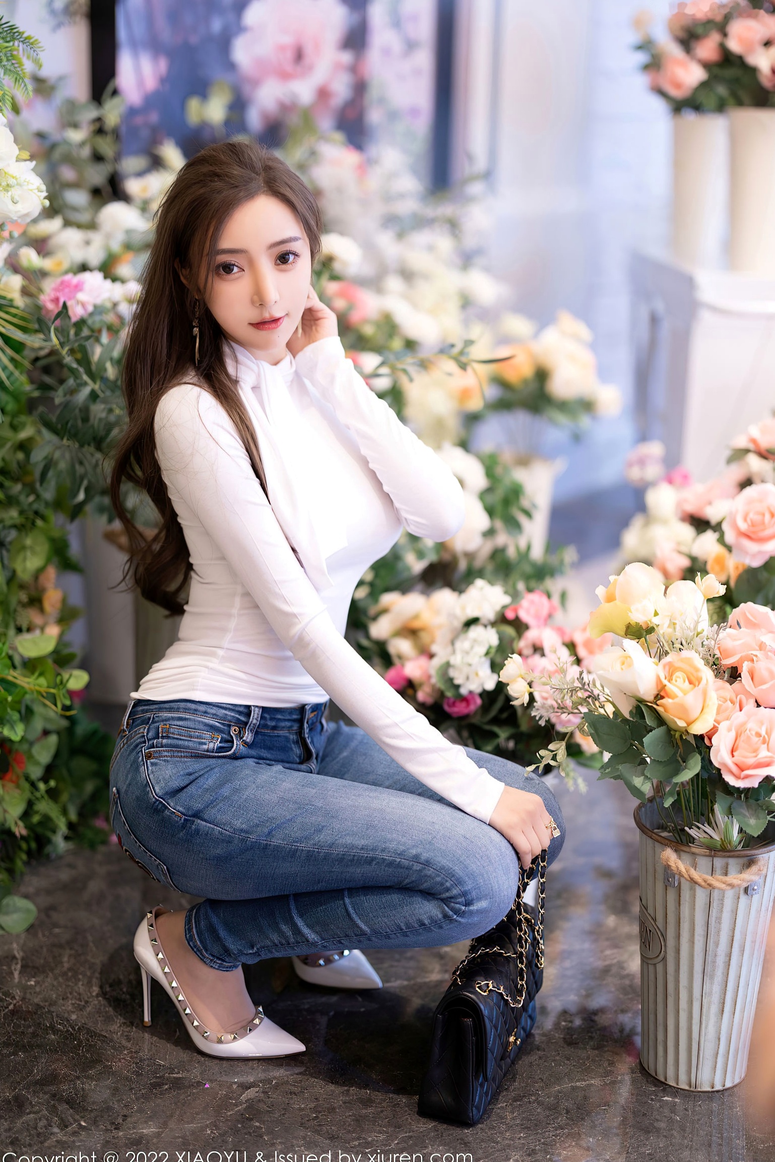 XiaoYu语画界王馨瑶Yanni私房大尺度,白色紧身衣配牛仔裤肉丝美腿,都市丽人纯欲风采,高清无圣光摄影美图