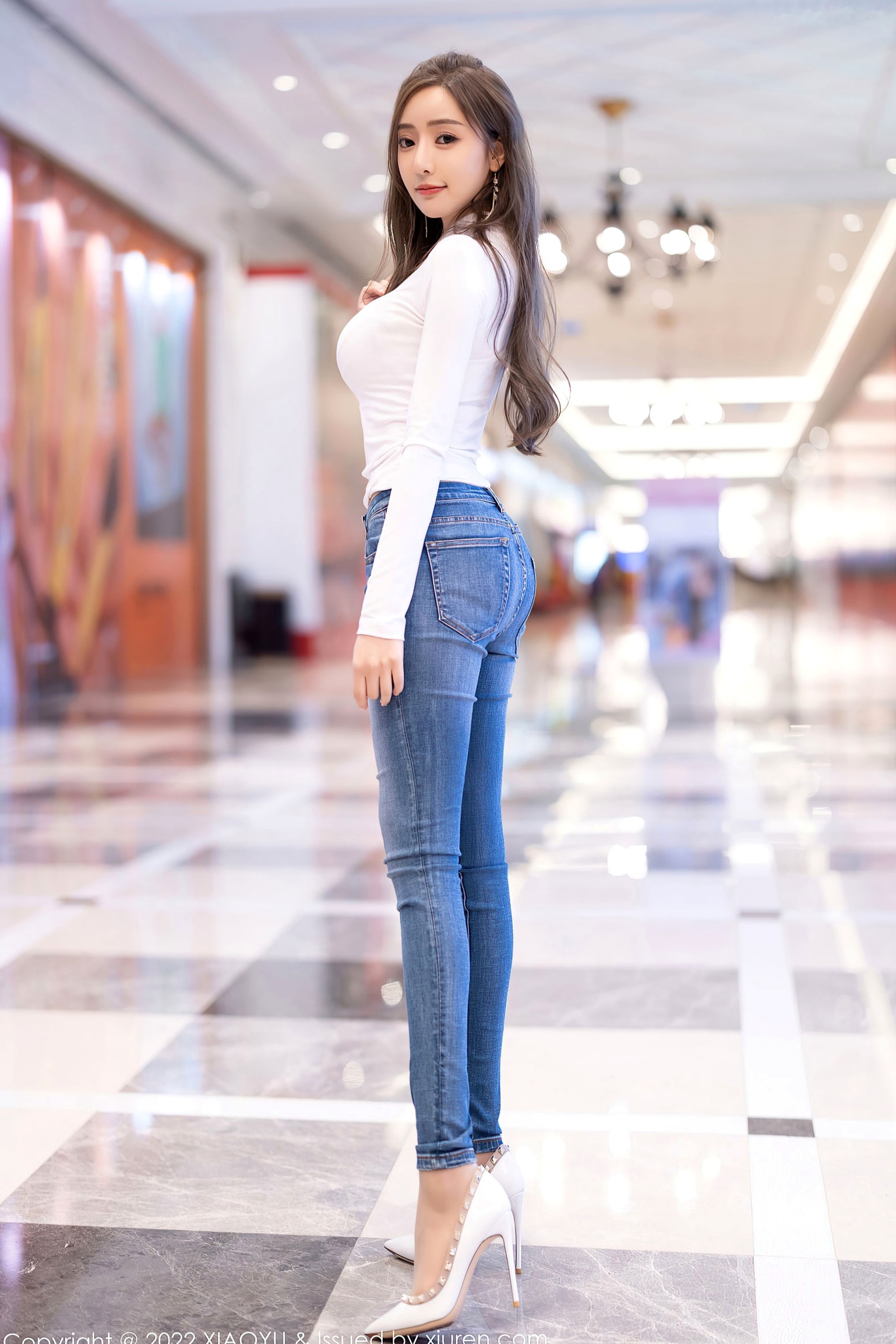 XiaoYu语画界王馨瑶Yanni私房大尺度,白色紧身衣配牛仔裤肉丝美腿,都市丽人纯欲风采,高清无圣光摄影美图