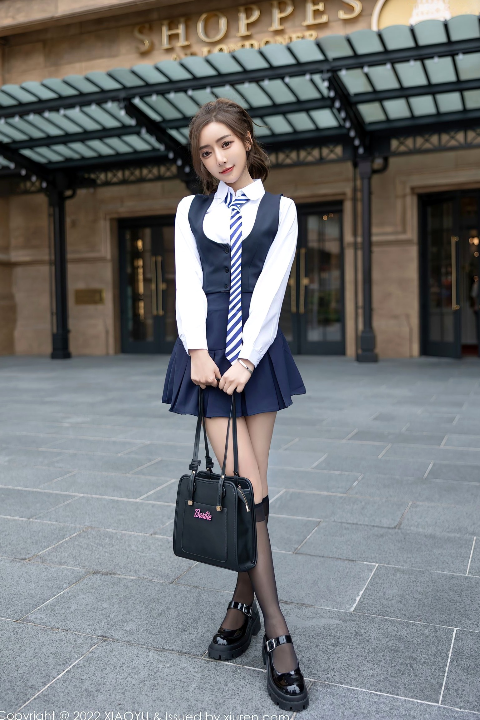 XiaoYu语画界王馨瑶Yanni私房写真,解开白衬衫秀傲人曲线,搭配黑丝尽显御姐性感魅力,极品女神大尺度诱惑