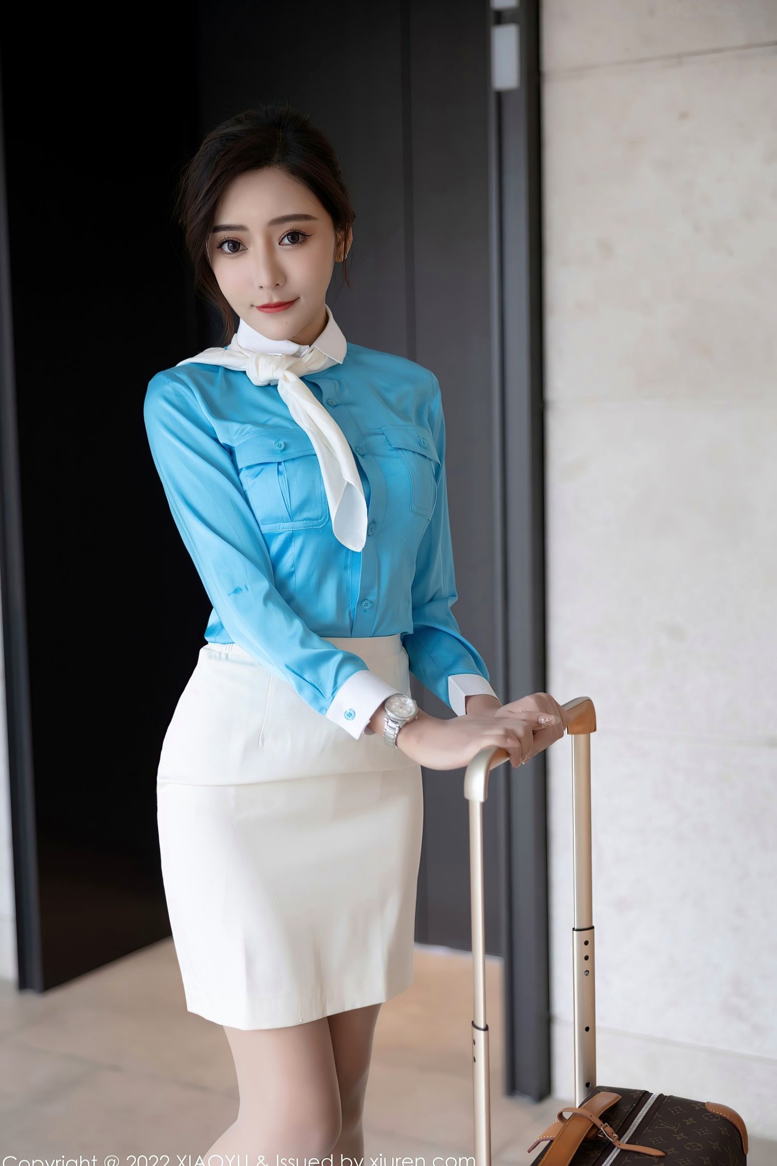语画界王馨瑶Yanni-惠州旅拍职场制服私房写真-蓝色丝绸衬衫诱惑包臀裙-大尺度性感赏析
