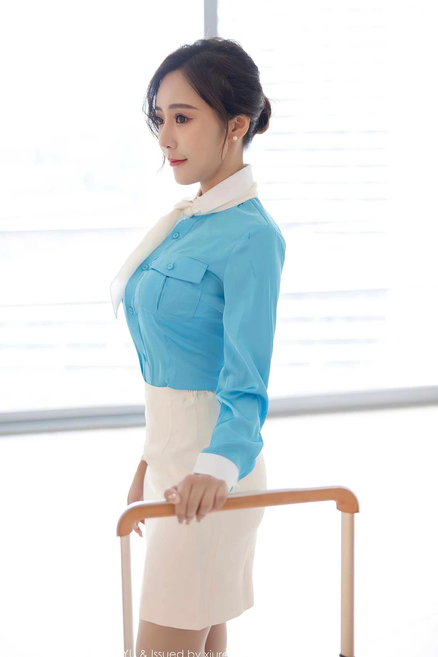 语画界王馨瑶Yanni-惠州旅拍职场制服私房写真-蓝色丝绸衬衫诱惑包臀裙-大尺度性感赏析