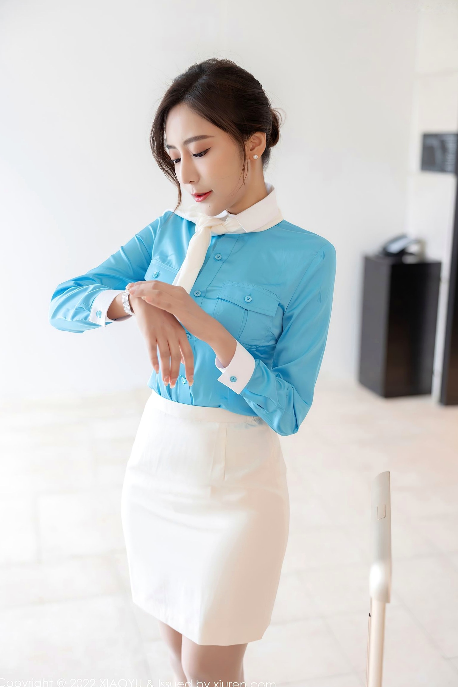 语画界王馨瑶Yanni-惠州旅拍职场制服私房写真-蓝色丝绸衬衫诱惑包臀裙-大尺度性感赏析