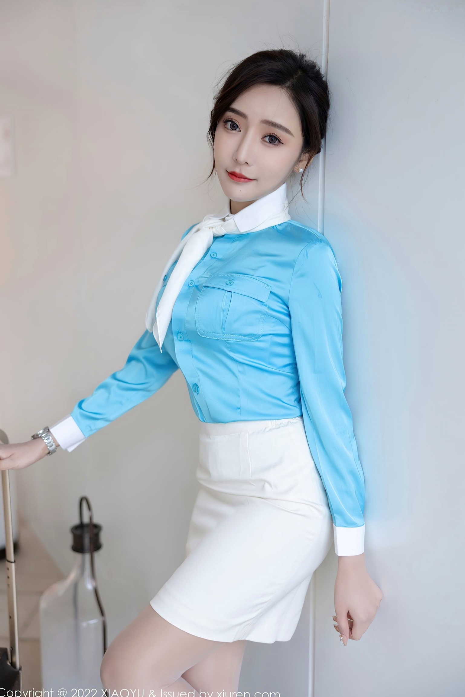 语画界王馨瑶Yanni-惠州旅拍职场制服私房写真-蓝色丝绸衬衫诱惑包臀裙-大尺度性感赏析