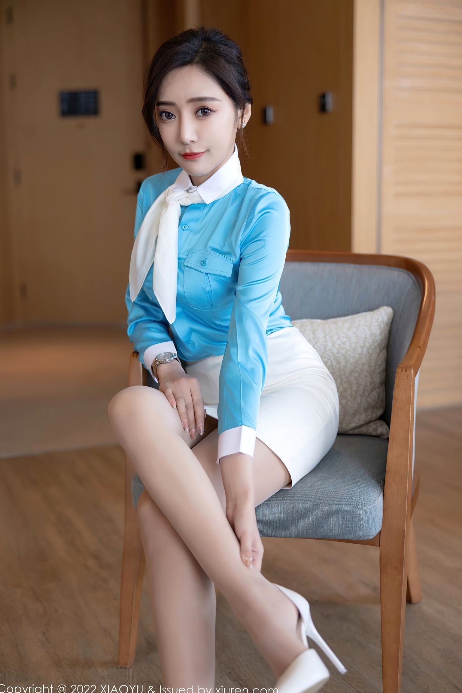 语画界王馨瑶Yanni-惠州旅拍职场制服私房写真-蓝色丝绸衬衫诱惑包臀裙-大尺度性感赏析