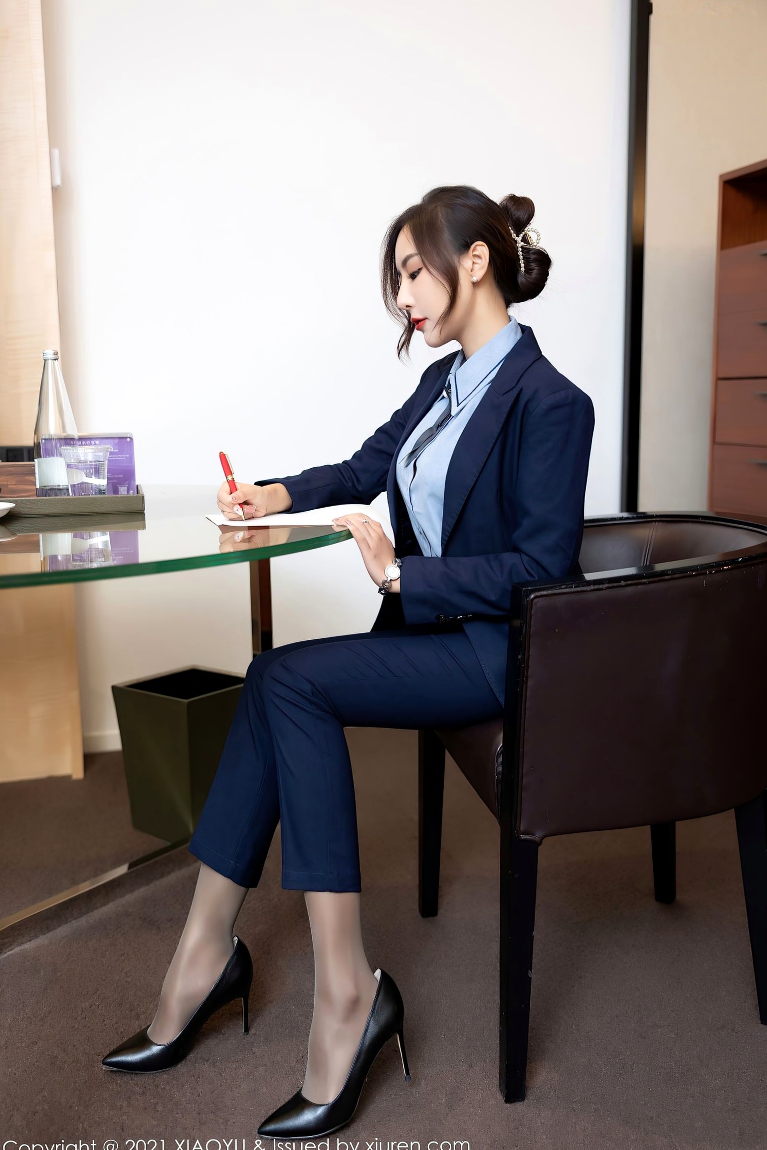 XiaoYu语画界-639-王馨瑶-深蓝职业OL装制服诱惑,丝袜美腿展示,职场穿搭与性感私房大尺度摄影(2021.10.25)