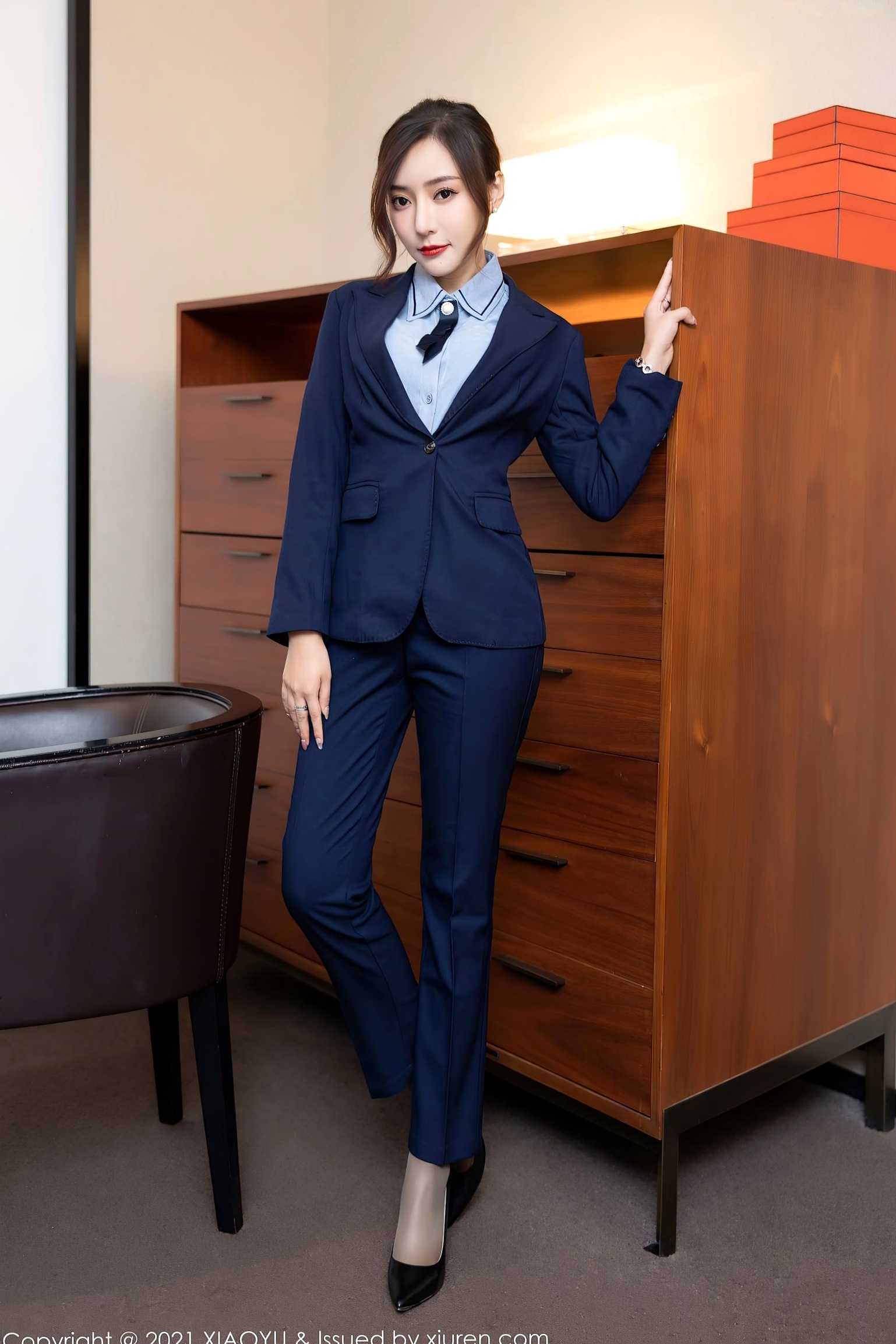 XiaoYu语画界-639-王馨瑶-深蓝职业OL装制服诱惑,丝袜美腿展示,职场穿搭与性感私房大尺度摄影(2021.10.25)