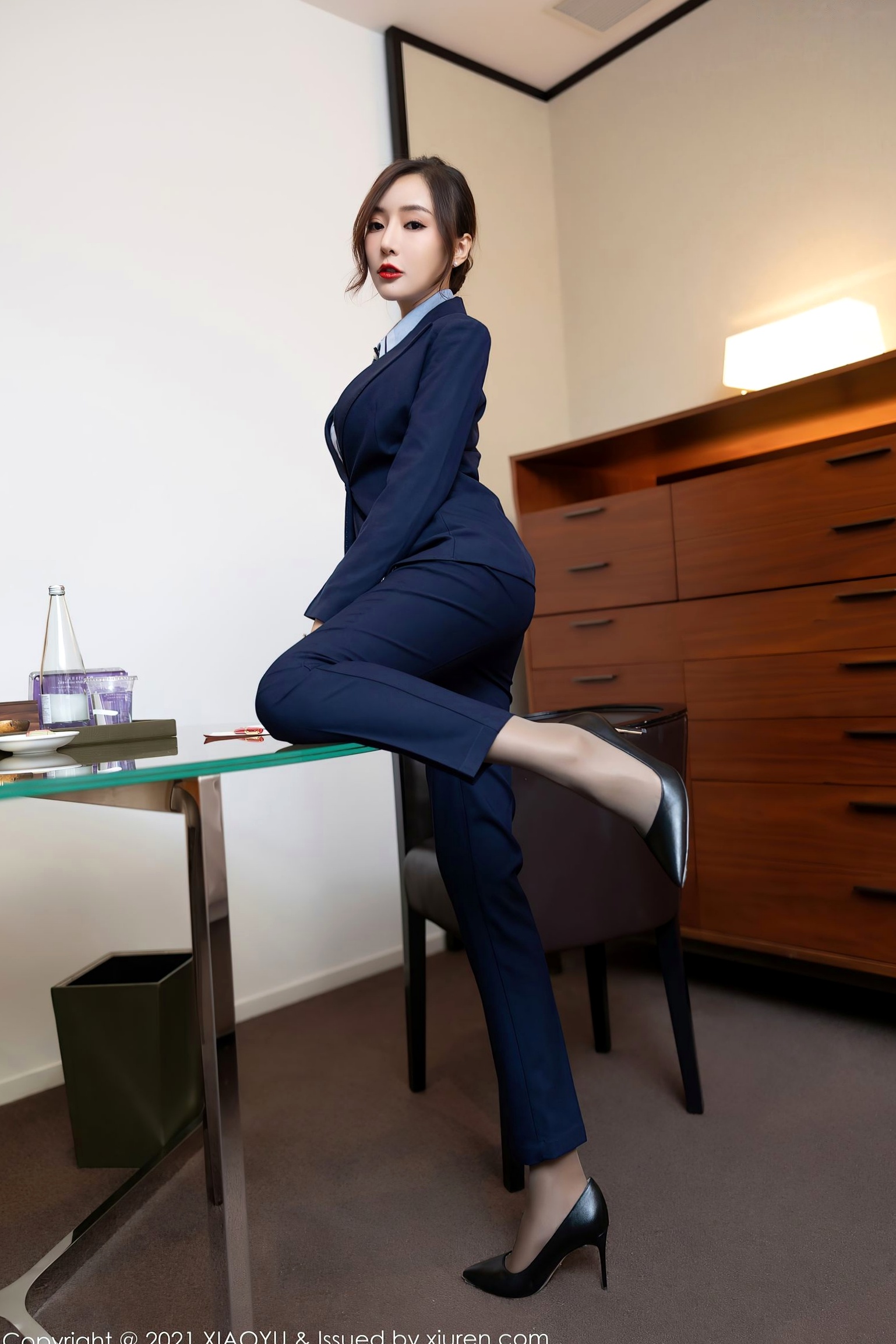 XiaoYu语画界-639-王馨瑶-深蓝职业OL装制服诱惑,丝袜美腿展示,职场穿搭与性感私房大尺度摄影(2021.10.25)