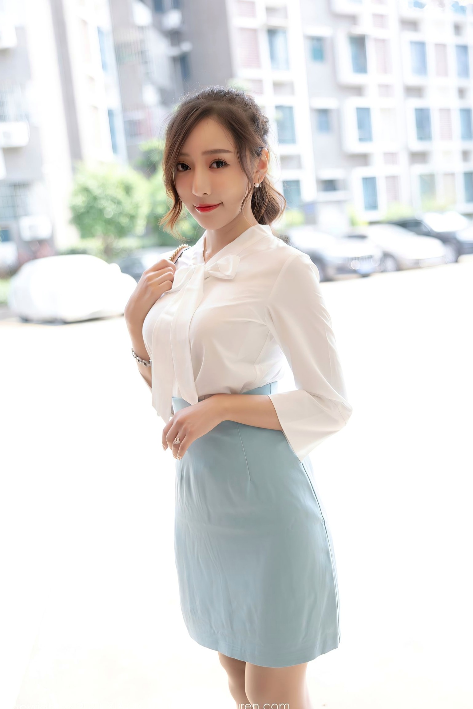 XiaoYu语画界635期:王馨瑶Yanni职场OL白领制服写真,淡雅衬衫搭配超薄肉丝,尽显迷人美腿曲线,极致诱惑私房视觉盛宴