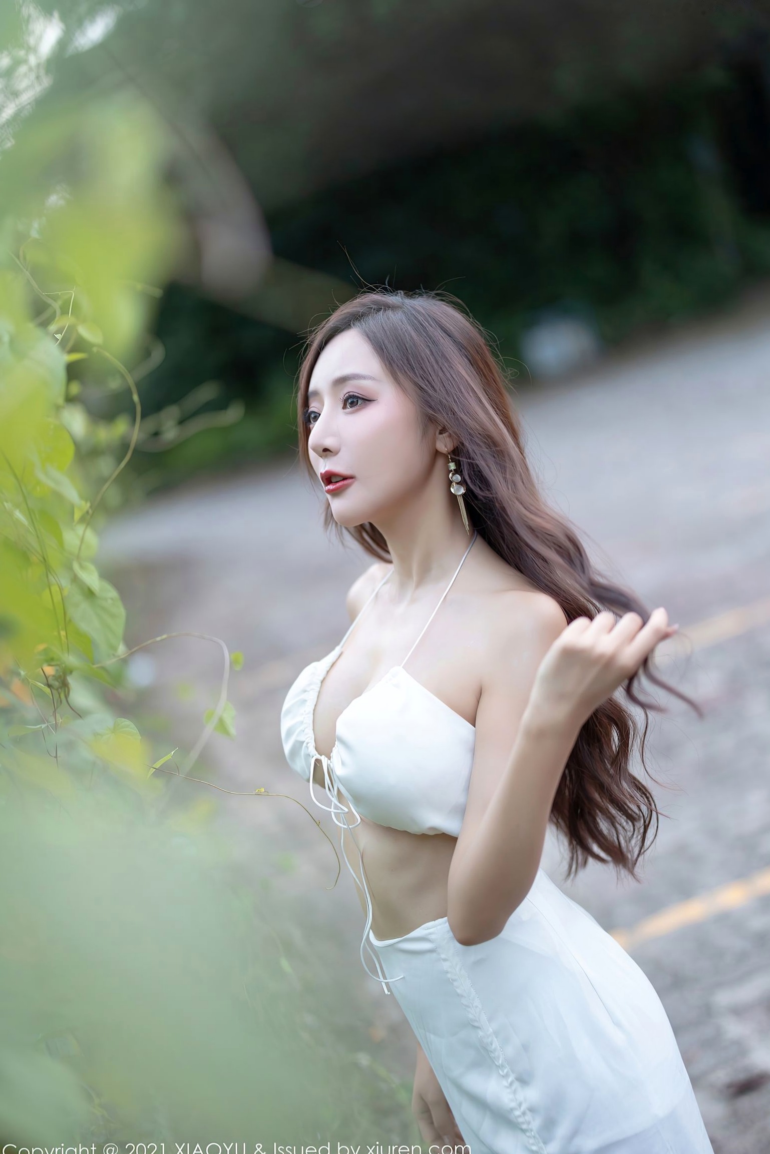 XiaoYu语画界王馨瑶:黑色镂空内衣私房与纯白清凉户外写真,极致诱惑魅力展现
