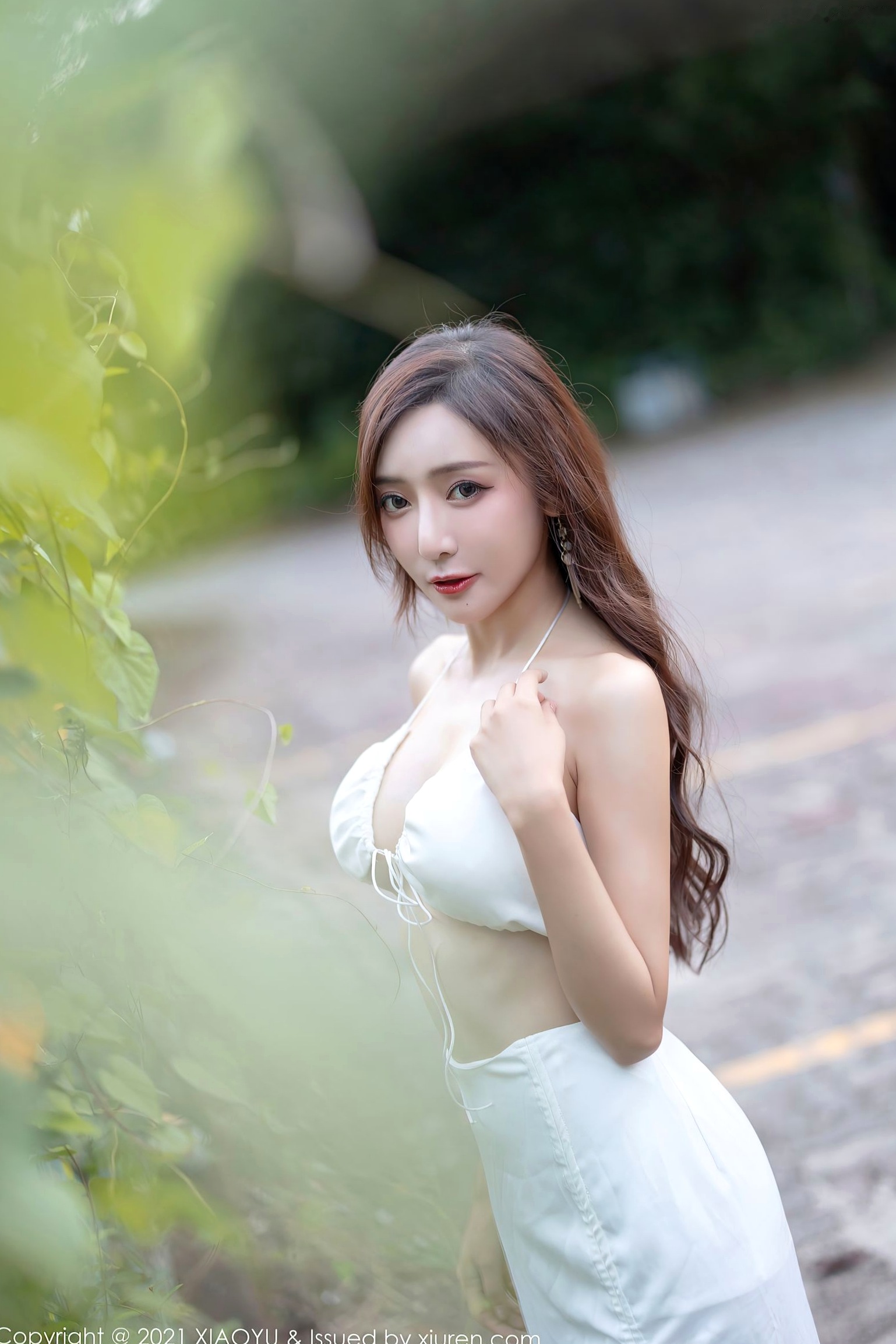 XiaoYu语画界王馨瑶:黑色镂空内衣私房与纯白清凉户外写真,极致诱惑魅力展现