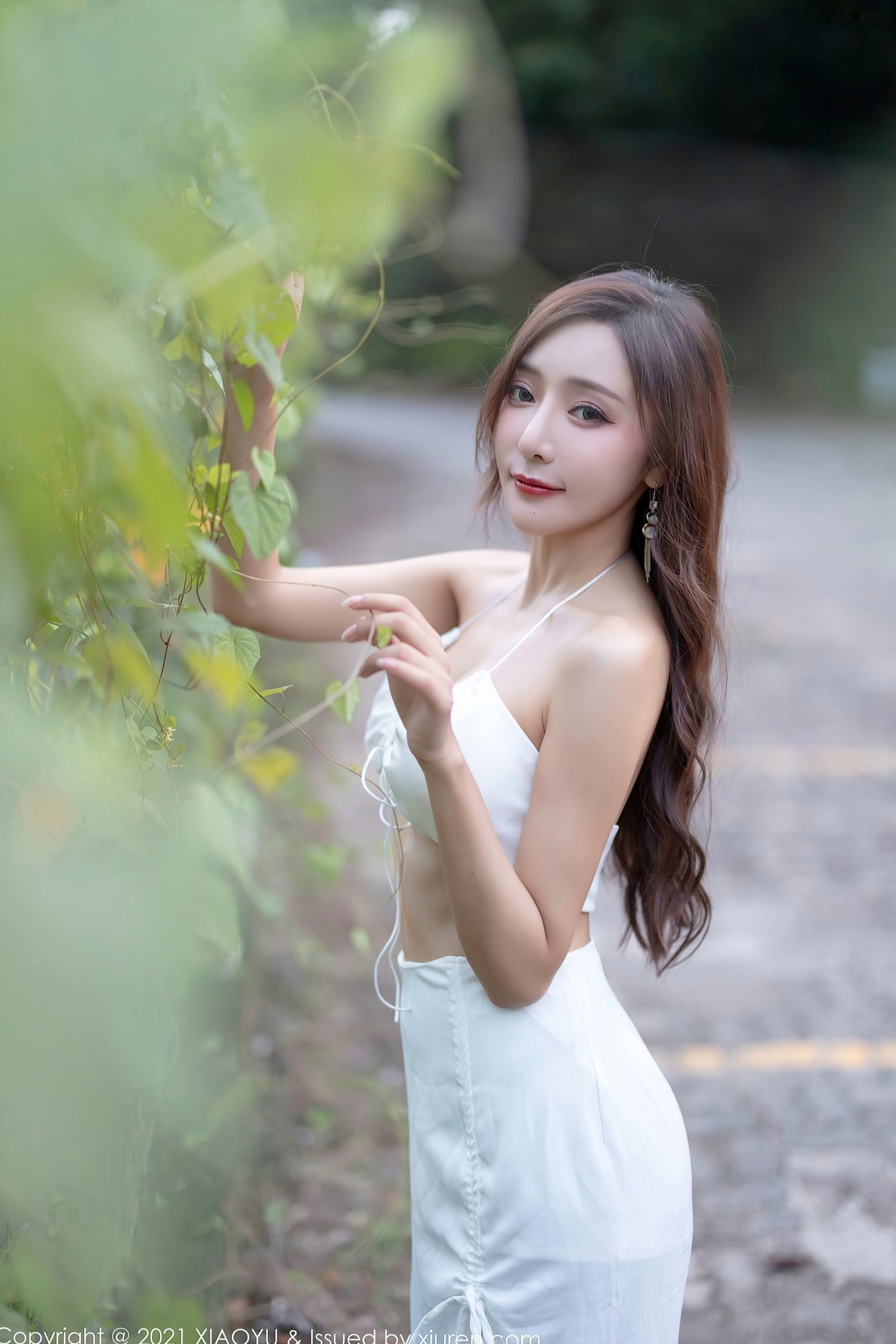 XiaoYu语画界王馨瑶:黑色镂空内衣私房与纯白清凉户外写真,极致诱惑魅力展现