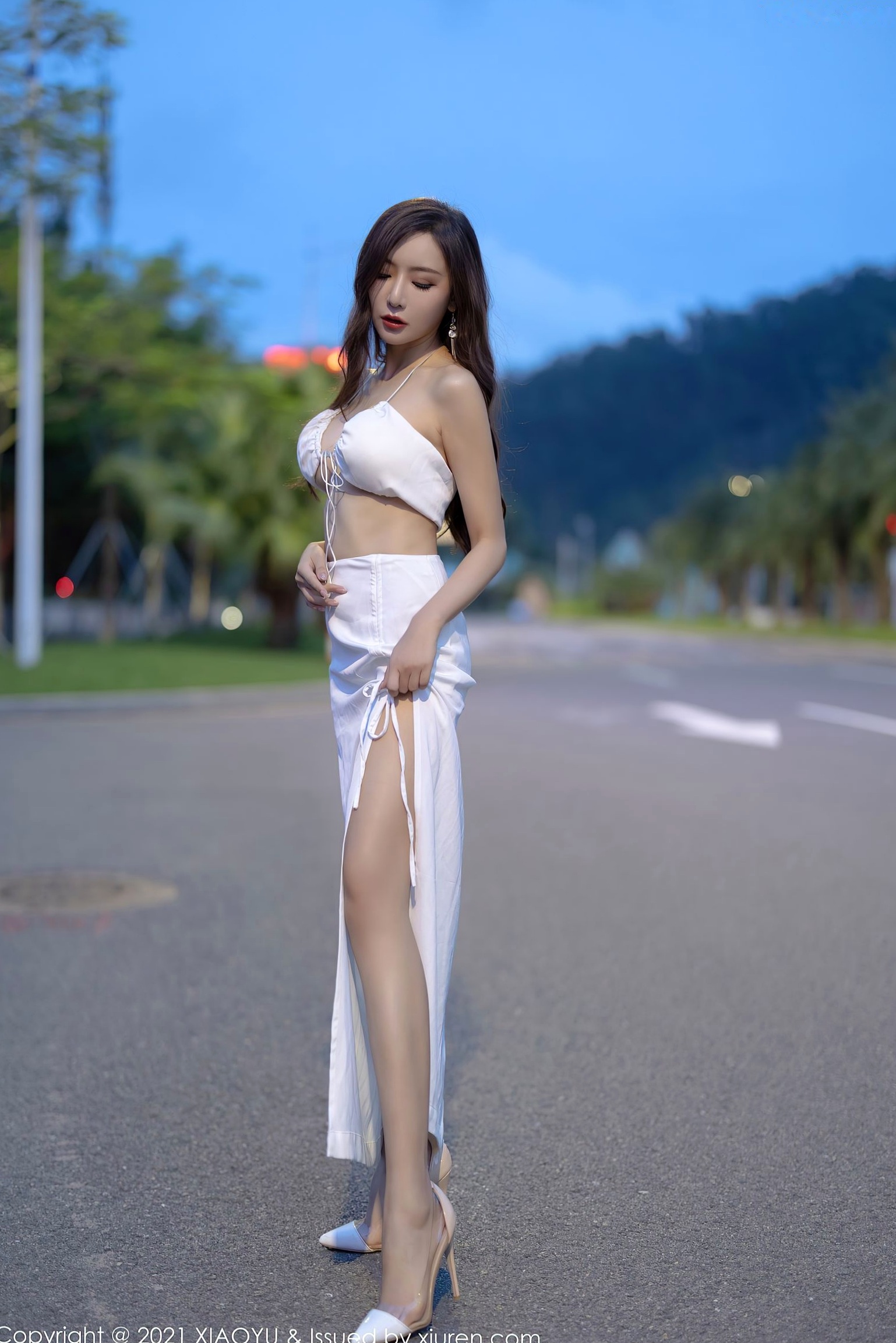 XiaoYu语画界王馨瑶:黑色镂空内衣私房与纯白清凉户外写真,极致诱惑魅力展现