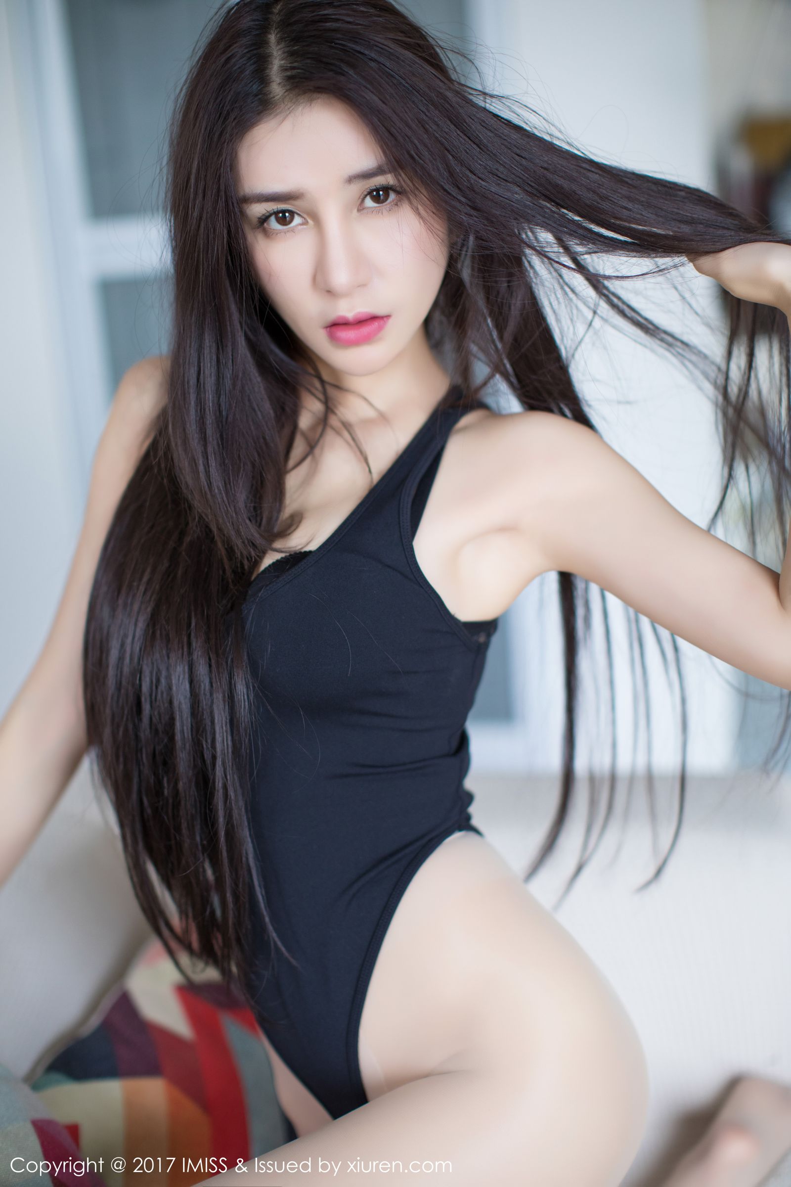 李李七七喜喜 深蓝背心俏美腿