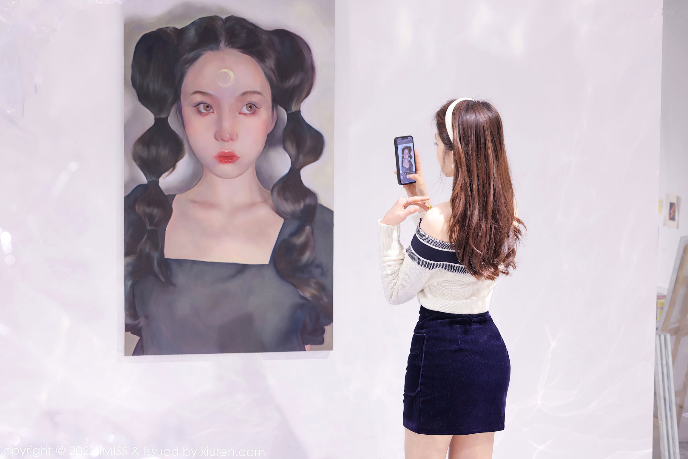 IMiss爱蜜社-704-刘奕宁:艺术工作室里的清纯女神,白色露肩上衣搭配黑短裙,展现优雅气质与高级感,梦幻写实风格写真无圣光大尺度