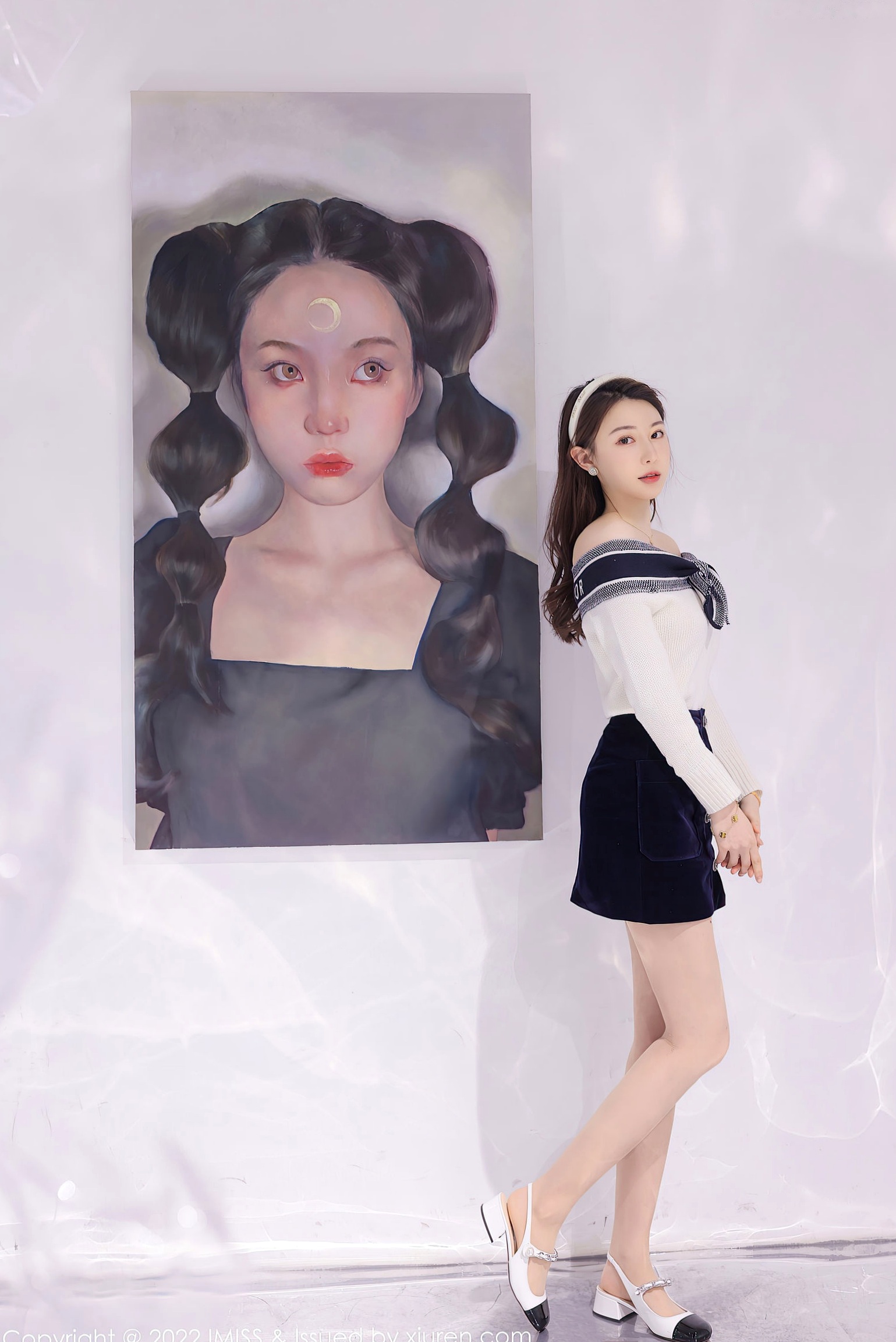 IMiss爱蜜社-704-刘奕宁:艺术工作室里的清纯女神,白色露肩上衣搭配黑短裙,展现优雅气质与高级感,梦幻写实风格写真无圣光大尺度