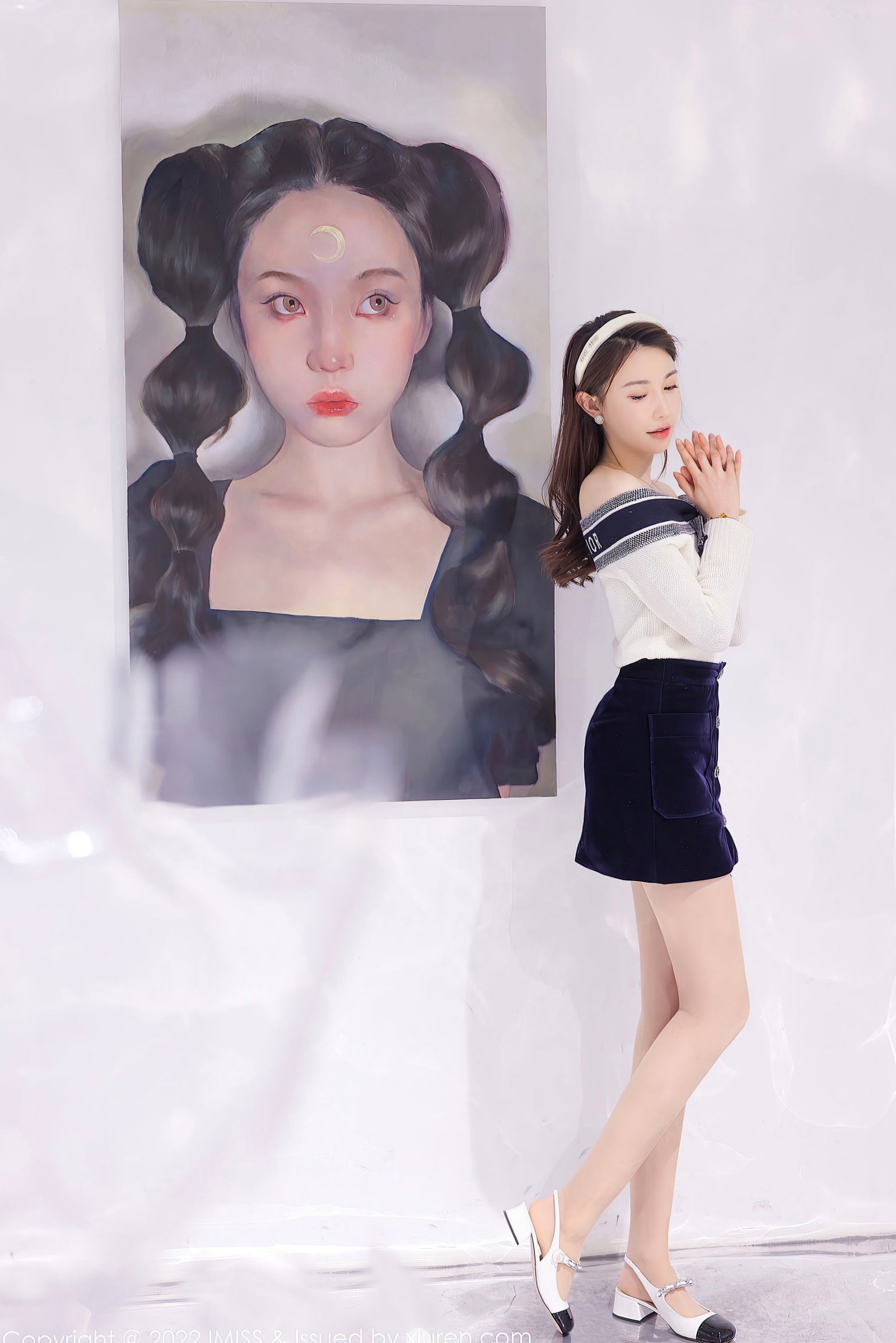 IMiss爱蜜社-704-刘奕宁:艺术工作室里的清纯女神,白色露肩上衣搭配黑短裙,展现优雅气质与高级感,梦幻写实风格写真无圣光大尺度