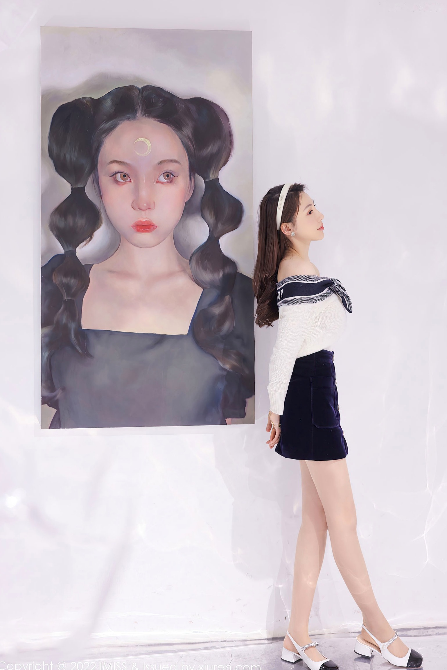 IMiss爱蜜社-704-刘奕宁:艺术工作室里的清纯女神,白色露肩上衣搭配黑短裙,展现优雅气质与高级感,梦幻写实风格写真无圣光大尺度