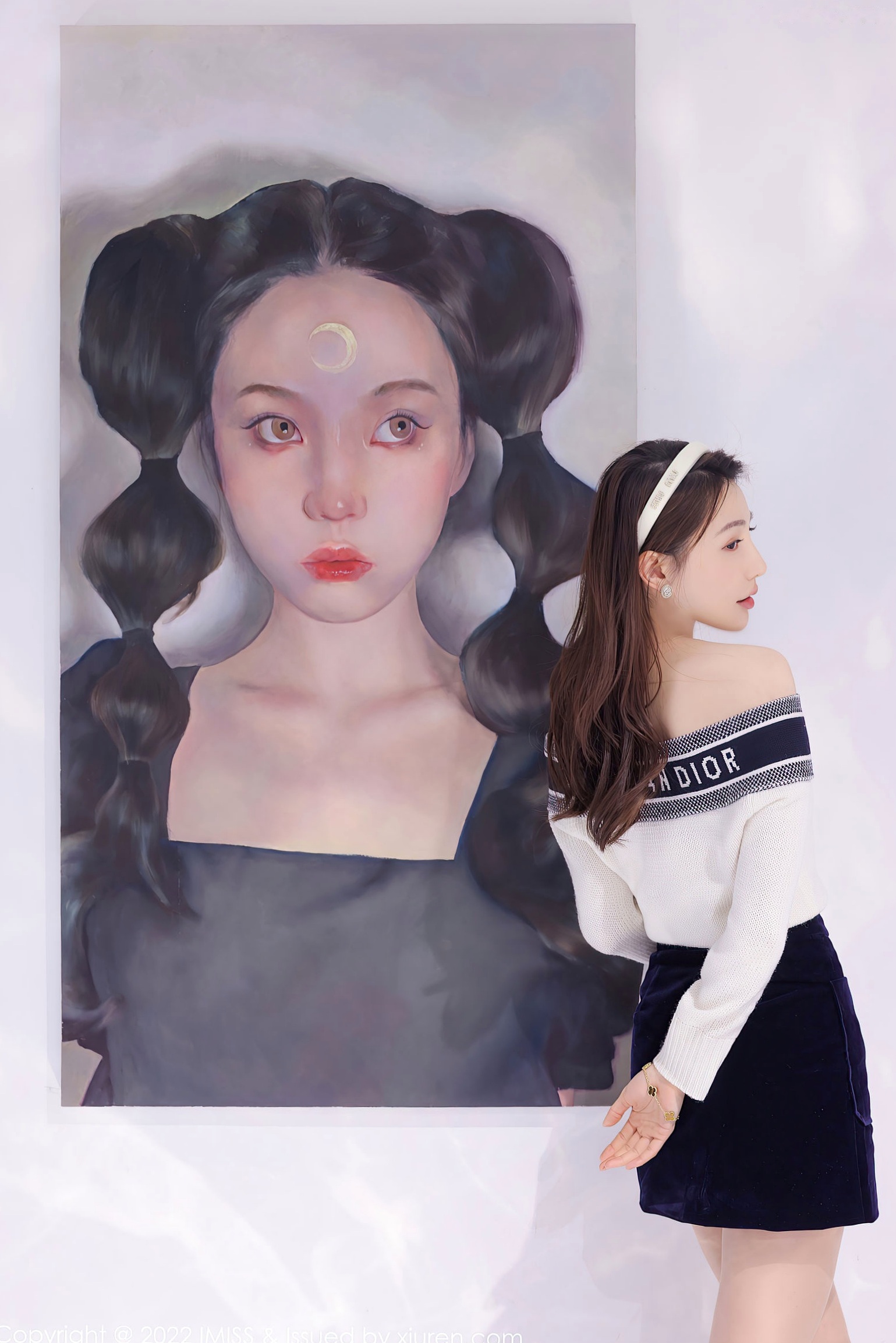 IMiss爱蜜社-704-刘奕宁:艺术工作室里的清纯女神,白色露肩上衣搭配黑短裙,展现优雅气质与高级感,梦幻写实风格写真无圣光大尺度