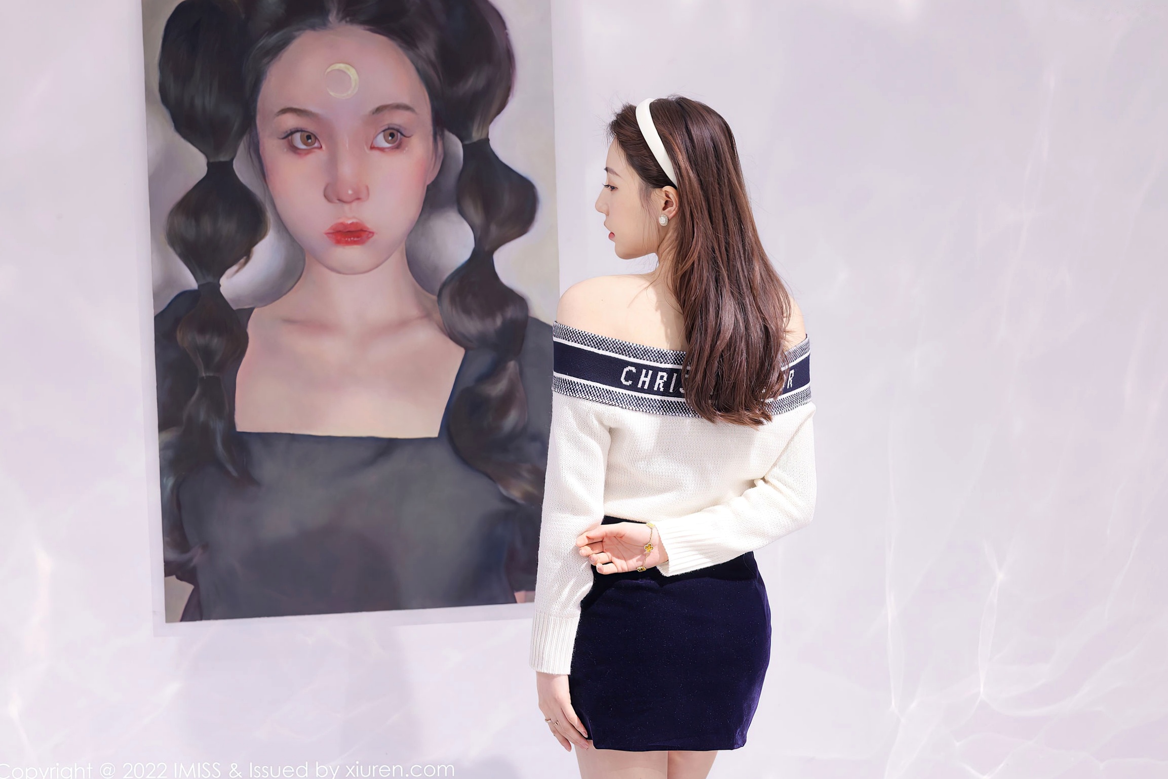 IMiss爱蜜社-704-刘奕宁:艺术工作室里的清纯女神,白色露肩上衣搭配黑短裙,展现优雅气质与高级感,梦幻写实风格写真无圣光大尺度