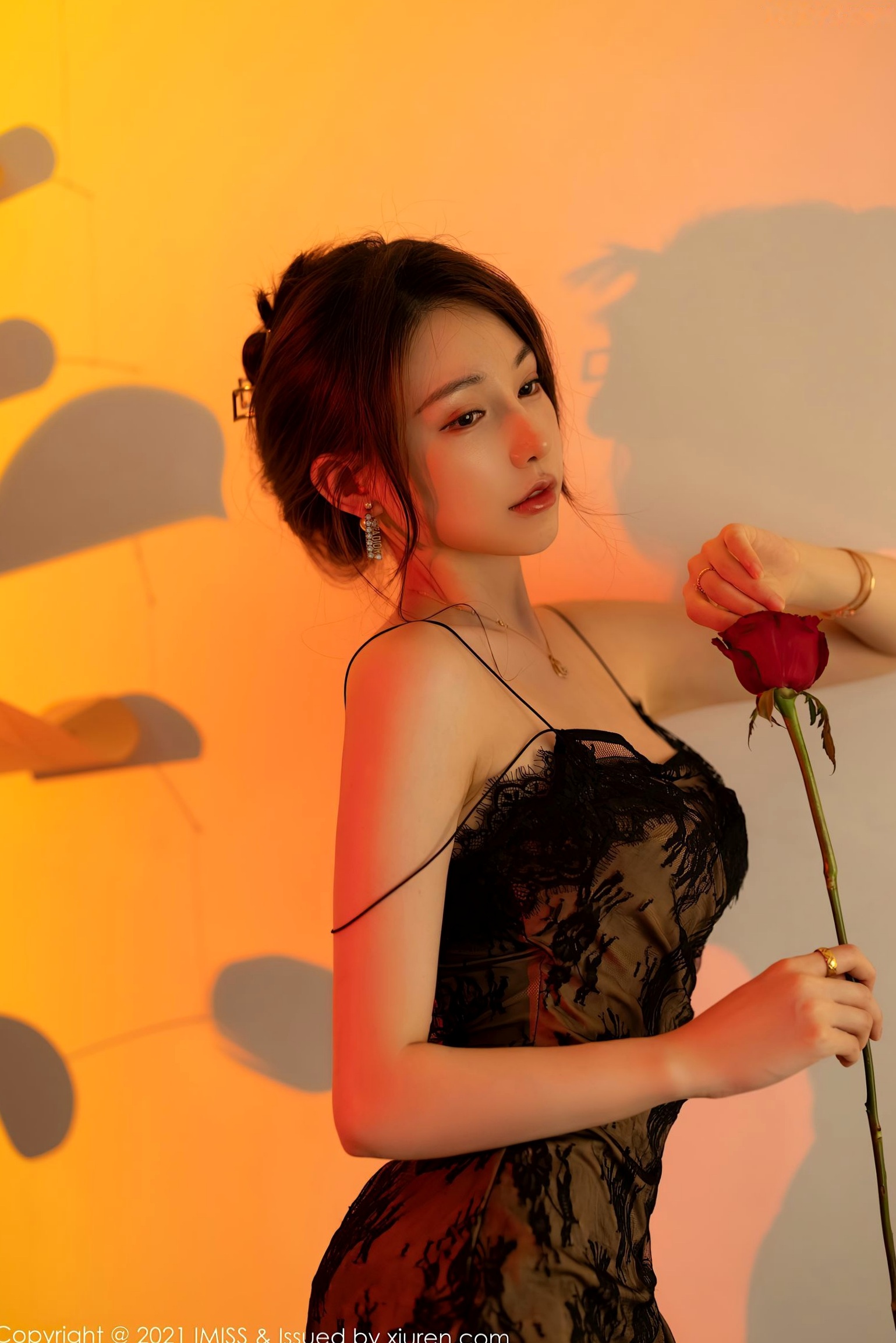 IMiss爱蜜社刘奕宁:极简白色露肩裙写真,优雅气质女神的高级感私房照,尽显柔美曲线与纯净魅力