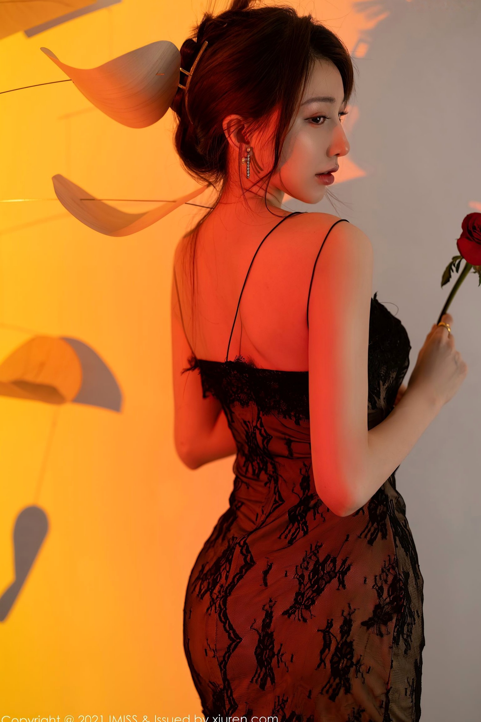 IMiss爱蜜社刘奕宁:极简白色露肩裙写真,优雅气质女神的高级感私房照,尽显柔美曲线与纯净魅力