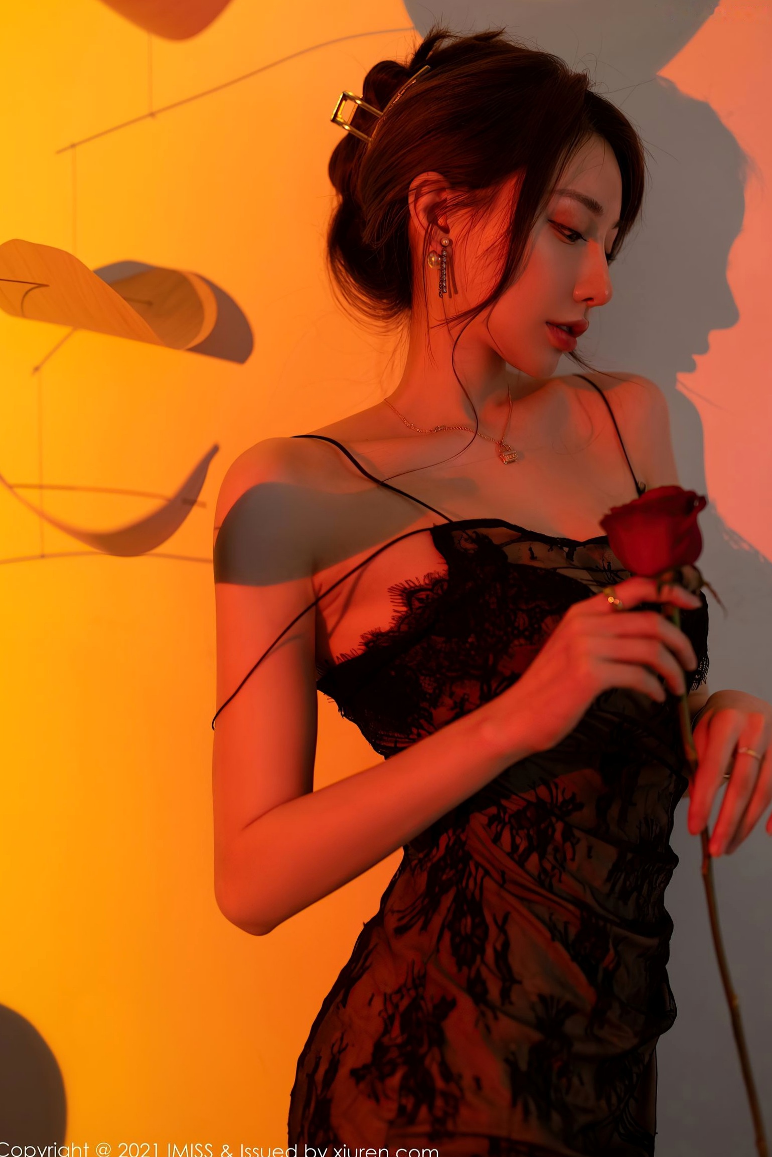 IMiss爱蜜社刘奕宁:极简白色露肩裙写真,优雅气质女神的高级感私房照,尽显柔美曲线与纯净魅力