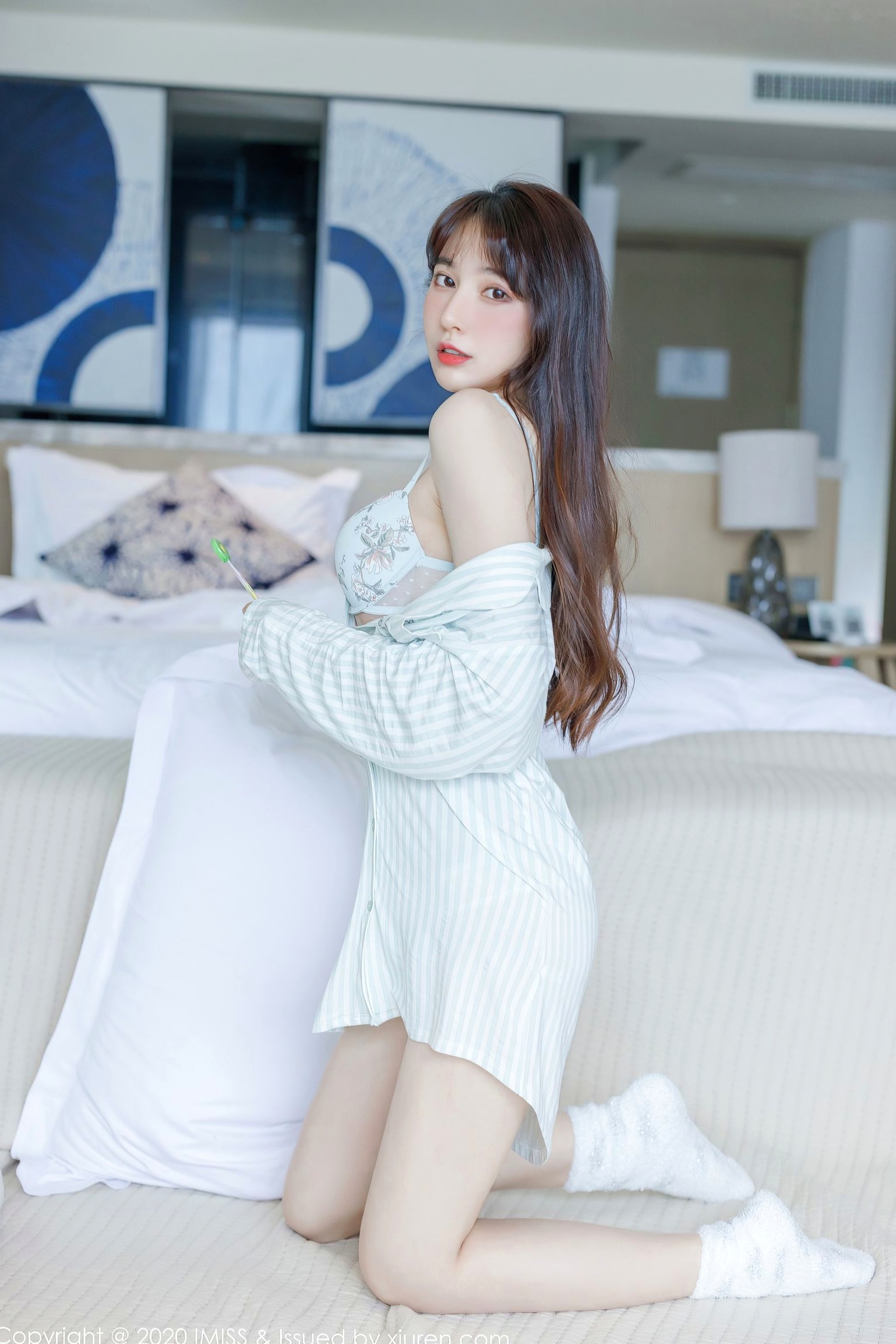 IMiss爱蜜社-481-刘奕宁-唯美私房床照, 清新甜美纯欲风, 条纹衬衣性感诱惑, 无圣光大尺度唯美写真