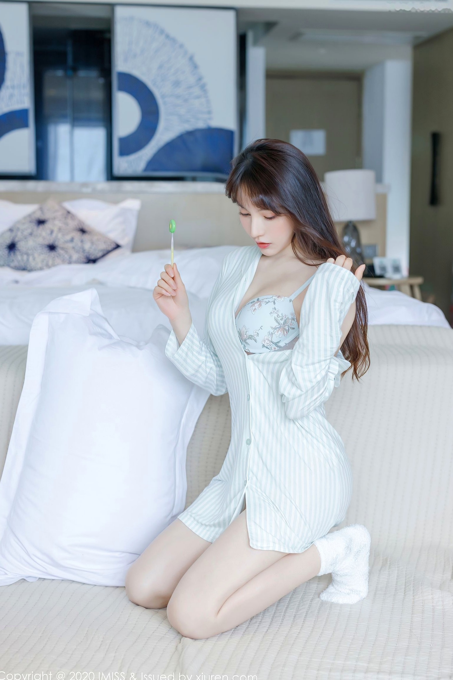 IMiss爱蜜社-481-刘奕宁-唯美私房床照, 清新甜美纯欲风, 条纹衬衣性感诱惑, 无圣光大尺度唯美写真