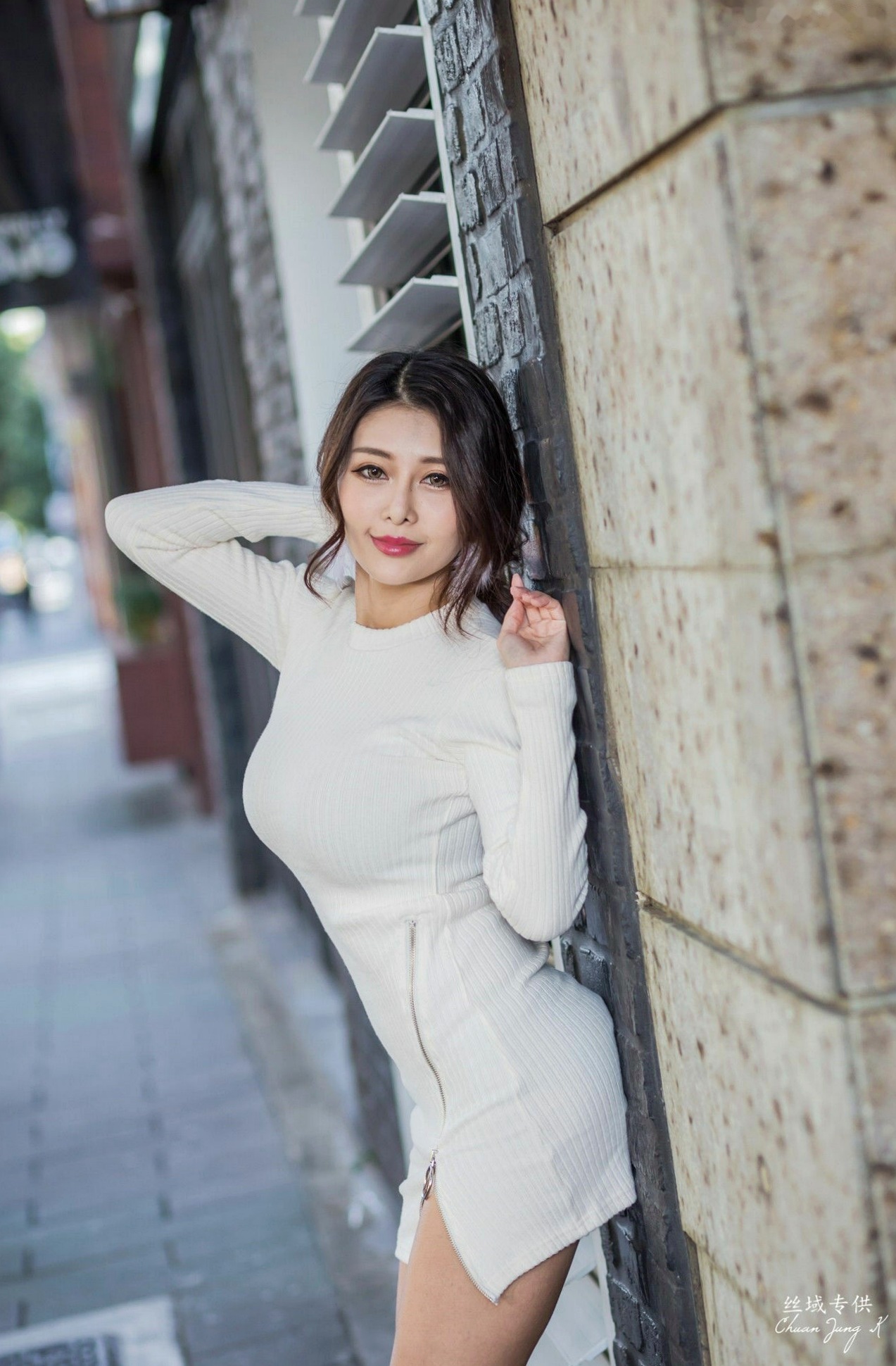 台湾正妹安希《冬陽晨拍》户外街拍写真,修身白裙与活力潮流装,展露绝美曲线,清纯与性感并存