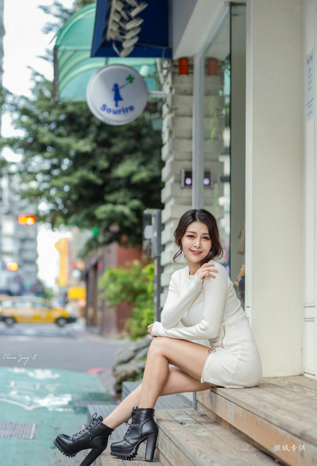 台湾正妹安希《冬陽晨拍》户外街拍写真,修身白裙与活力潮流装,展露绝美曲线,清纯与性感并存