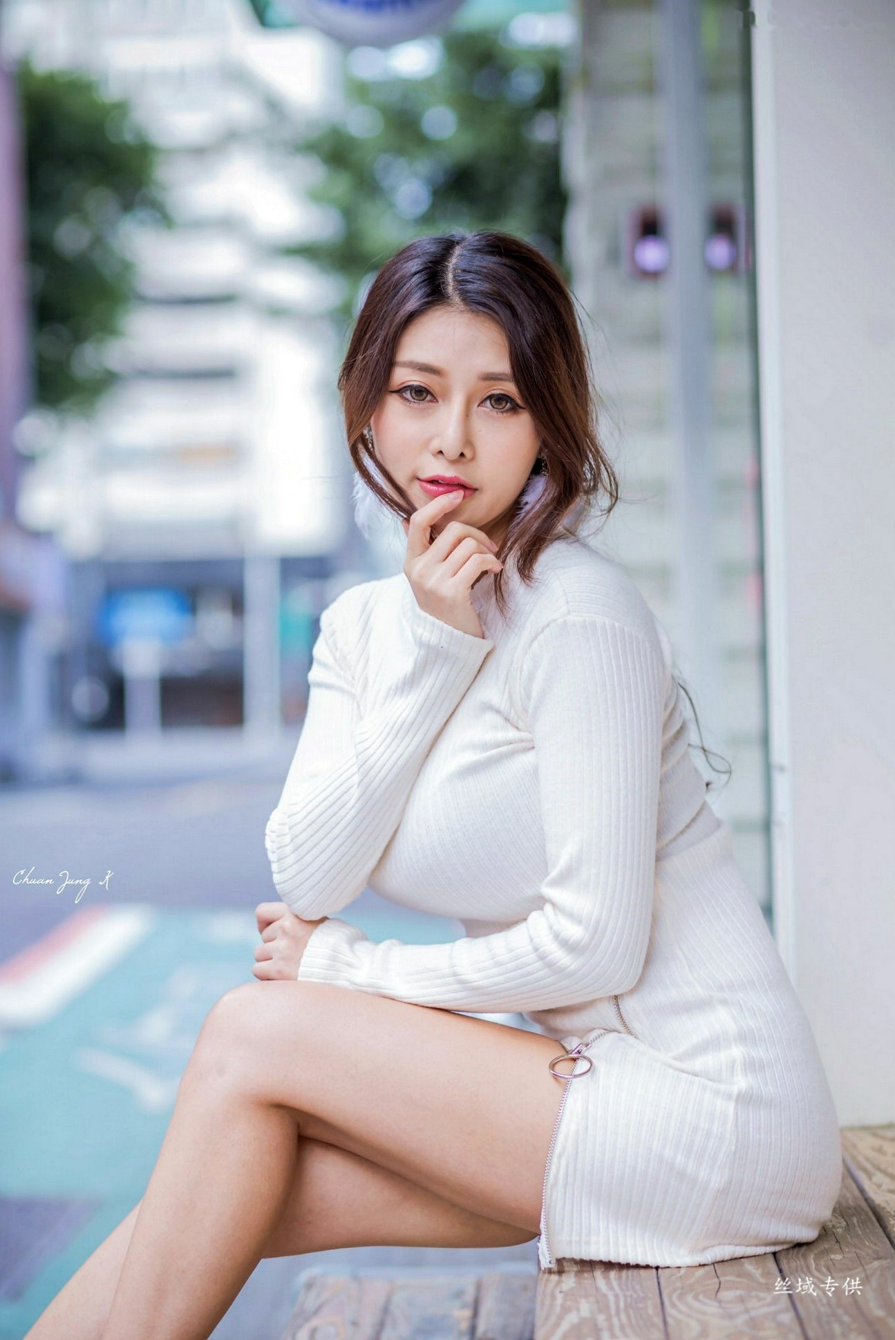 台湾正妹安希《冬陽晨拍》户外街拍写真,修身白裙与活力潮流装,展露绝美曲线,清纯与性感并存