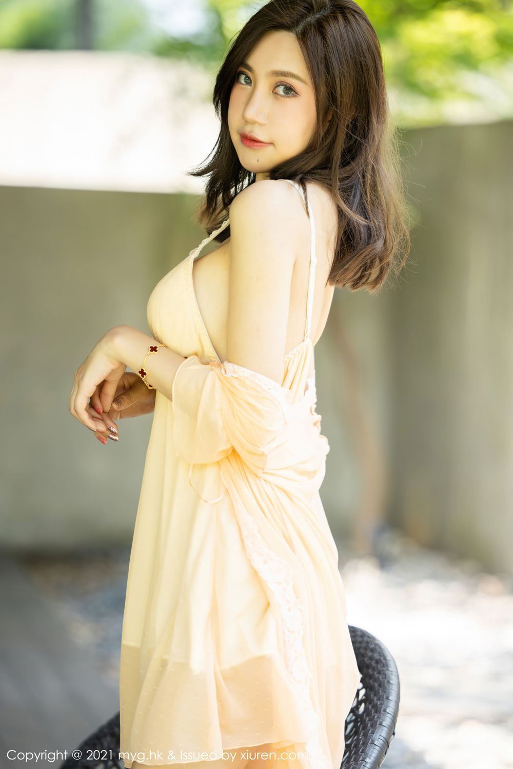 宅男女神绮里嘉 媚态淋漓明艳动人