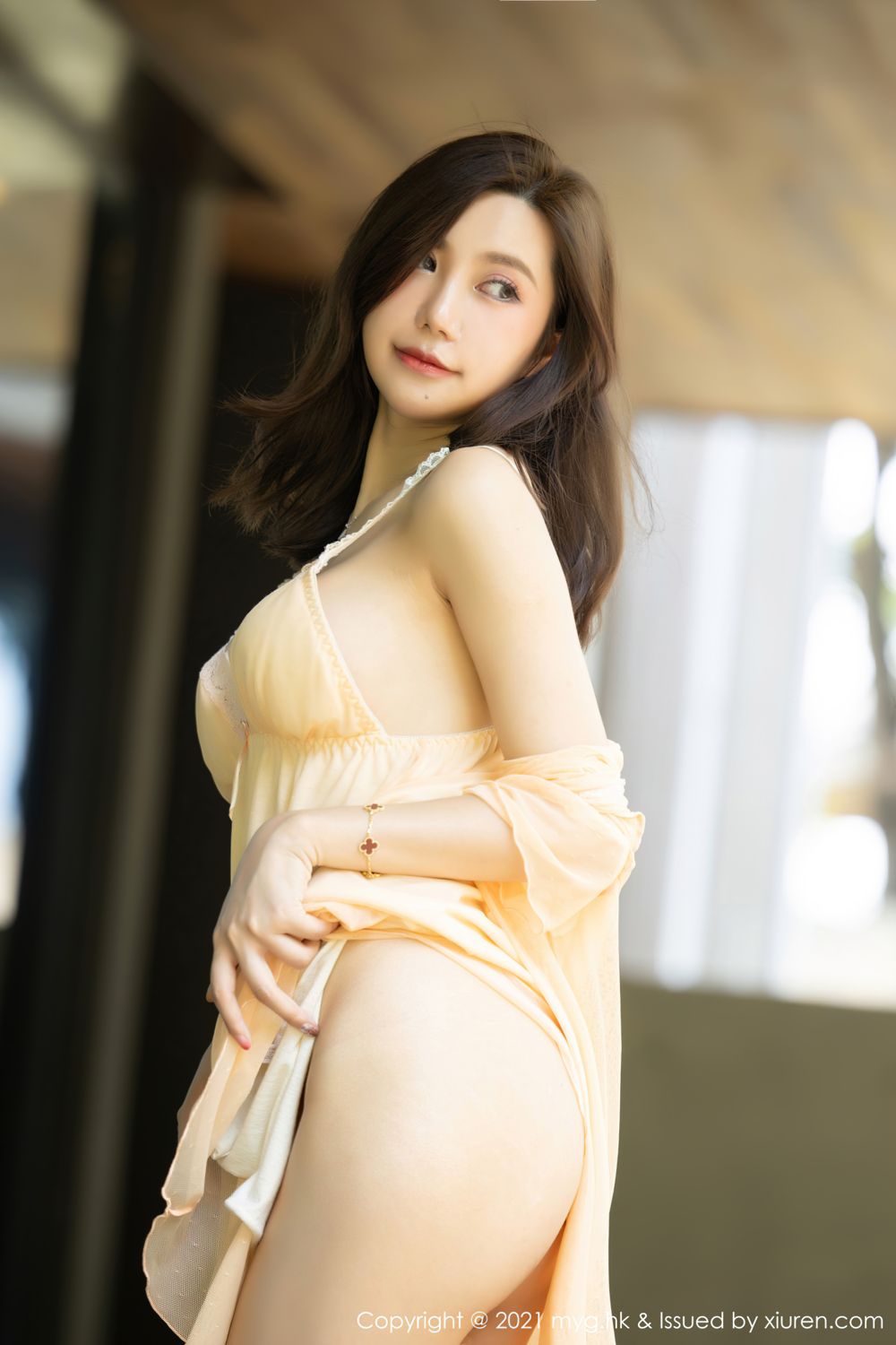宅男女神绮里嘉 媚态淋漓明艳动人