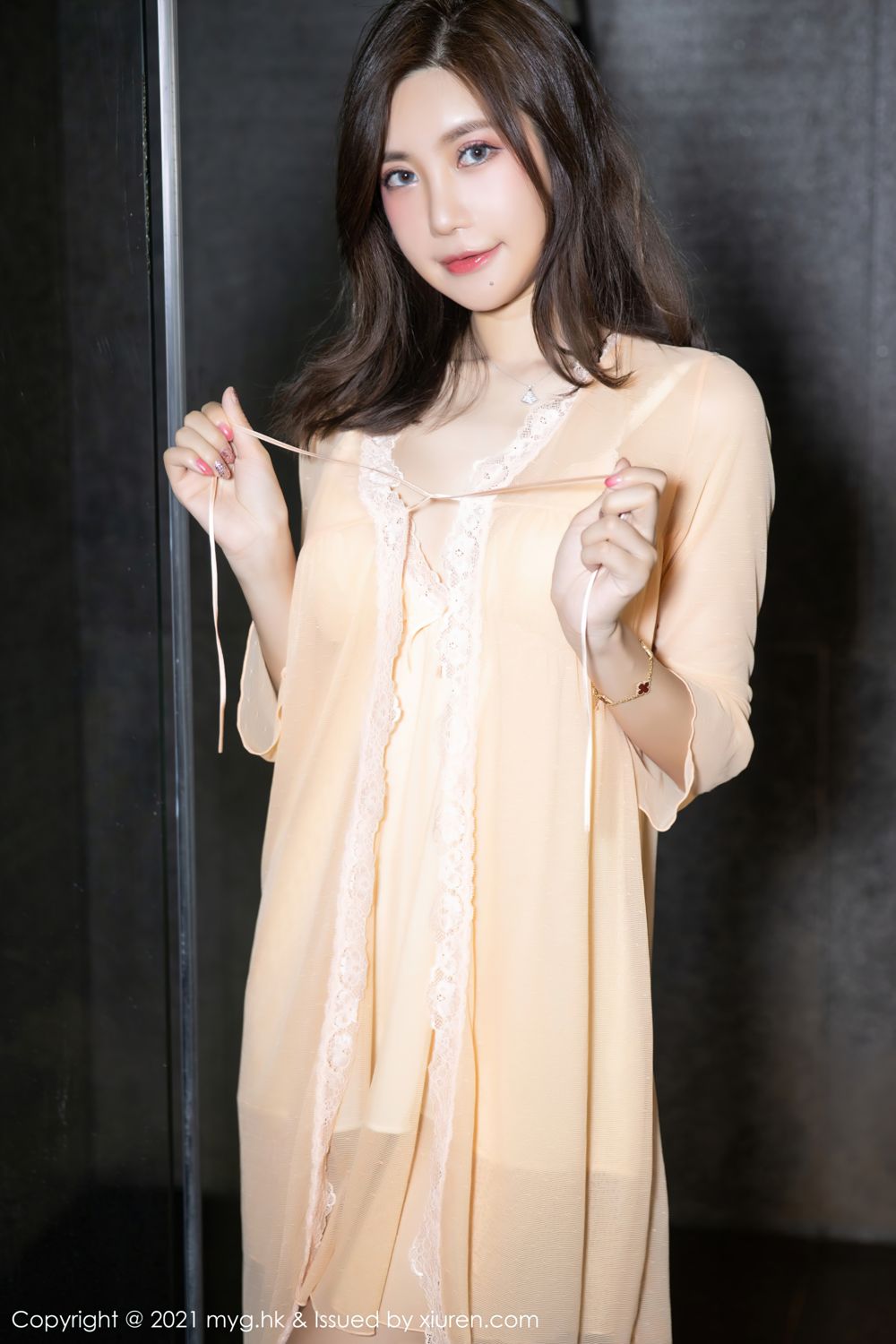 宅男女神绮里嘉 媚态淋漓明艳动人