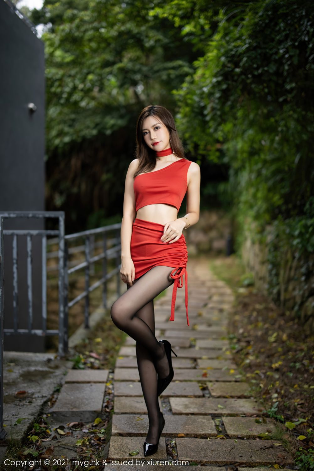 宅男女神绮里嘉 鲜艳红裙魅惑黑丝