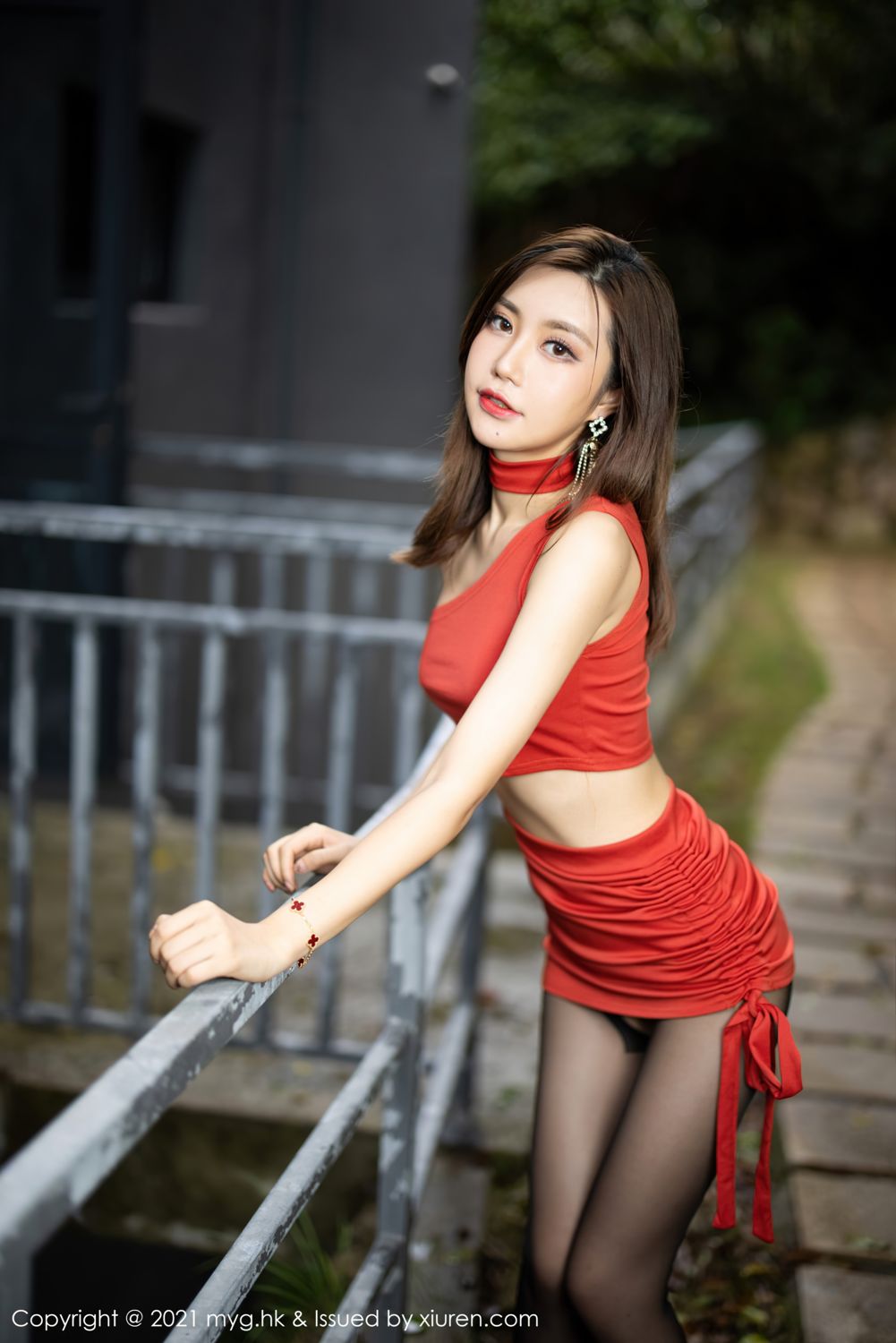 宅男女神绮里嘉 鲜艳红裙魅惑黑丝