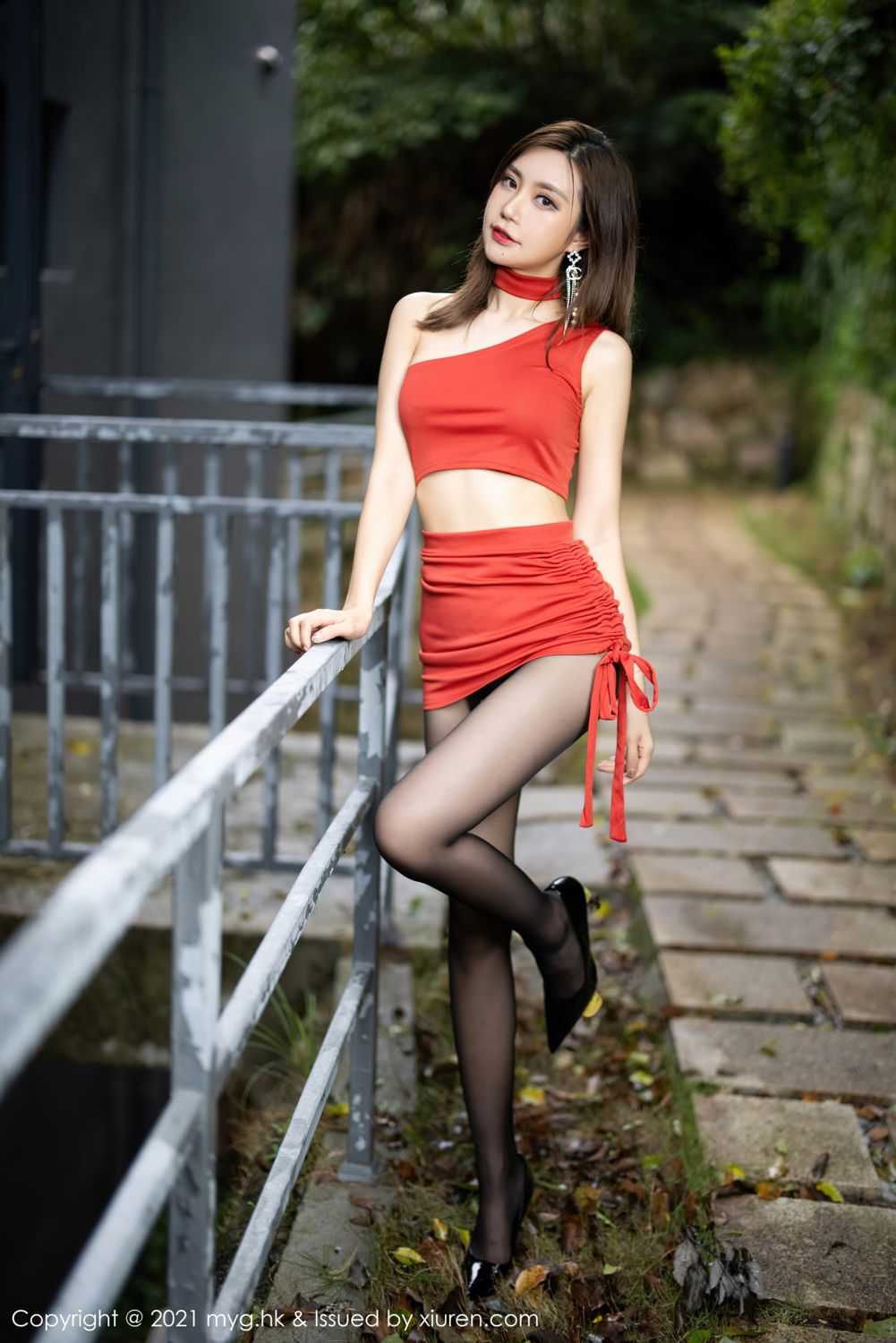 宅男女神绮里嘉 鲜艳红裙魅惑黑丝