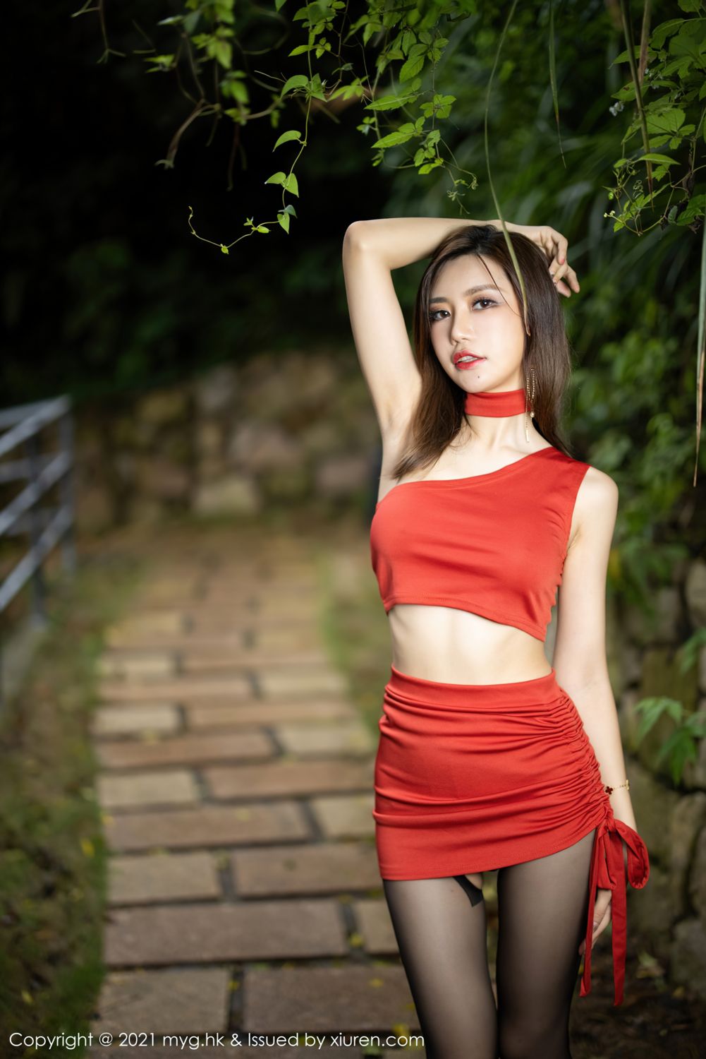 宅男女神绮里嘉 鲜艳红裙魅惑黑丝