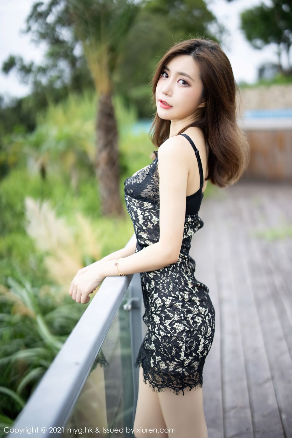 宅男女神绮里嘉 华丽多姿的吊裙